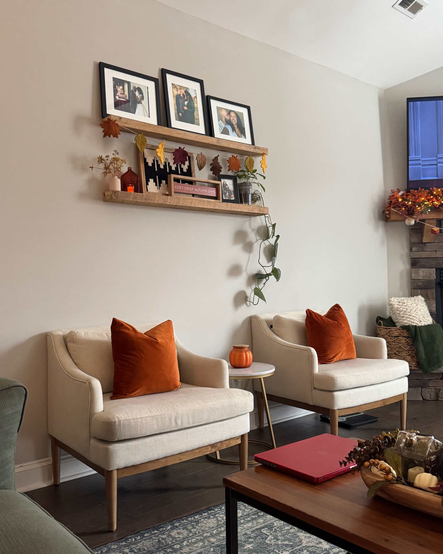 Fall in the living room and kitchen 🤎🍁

#LTKSeasonal #LTKHome #LTKvlog