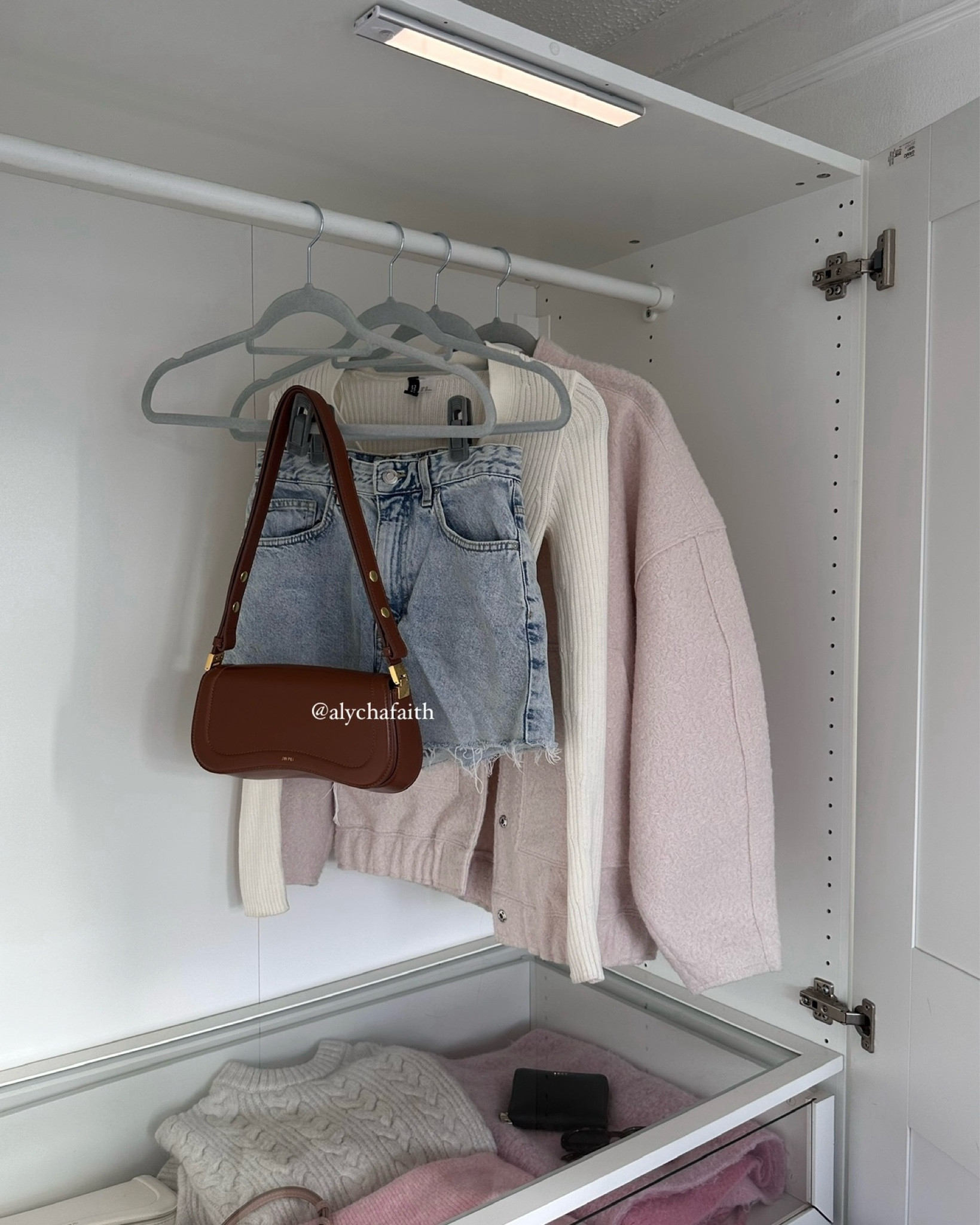 Outfit:
Zara Jacket (old stock)
H&M Cardigan
Abercrombie Shorts
Jw Pei Bag

#LTKfindsunder50