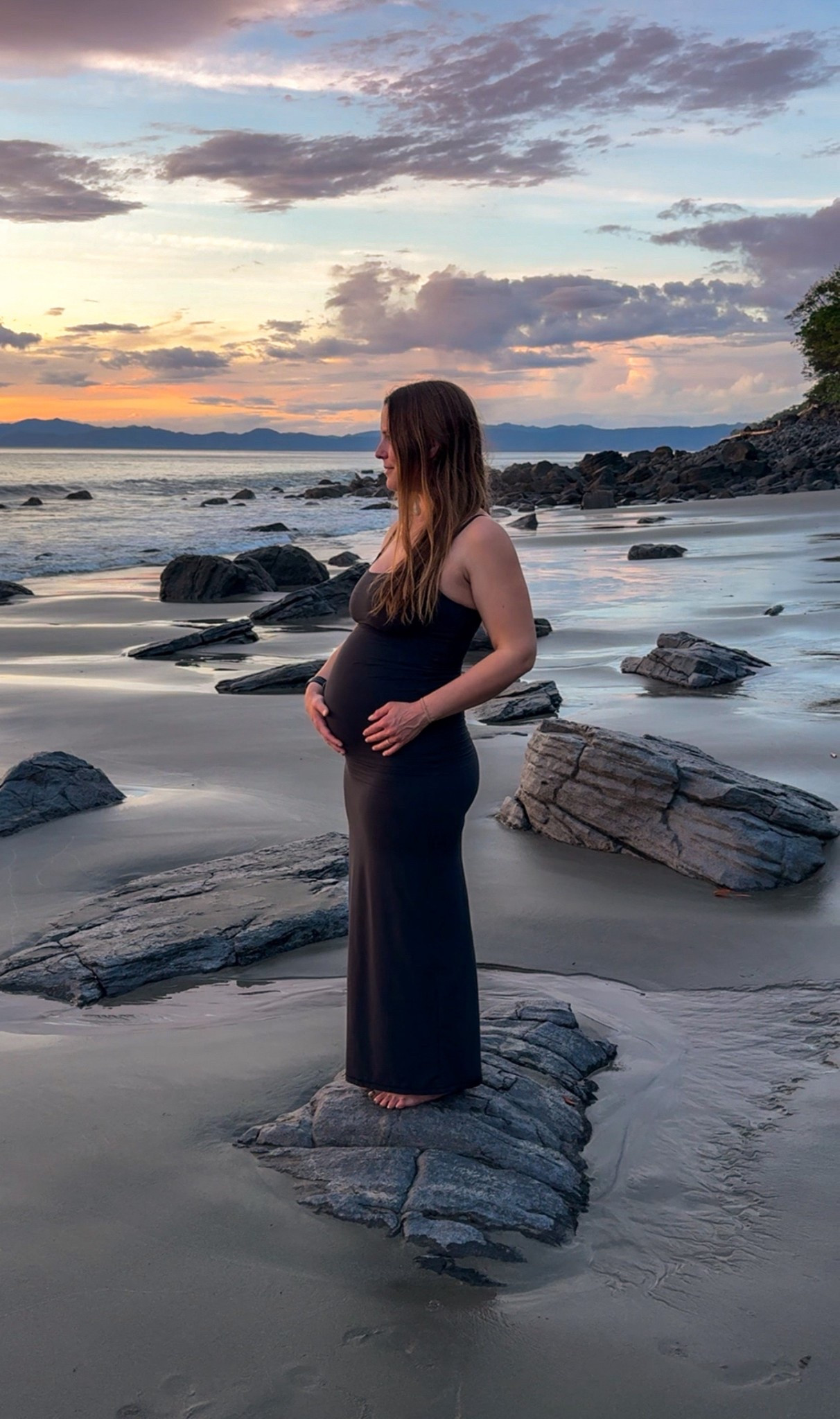 The ultimate maternity dress😍

Stretchy✅
Flattering✅
Grows with you✅

Size: small (normal dress size pre-pregnancy)


#LTKBump #LTKootd #LTKTravel