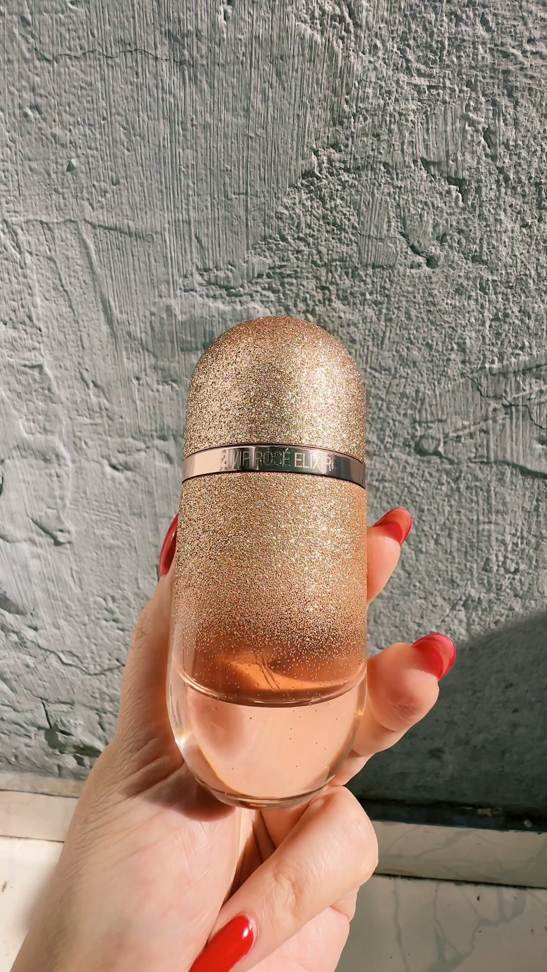 Sim eu amo comprar e usar perfumes diferentes rsrsrs lançamento da CH, 212 VIP Rose Elixir

#LTKbeauty #LTKbrasil