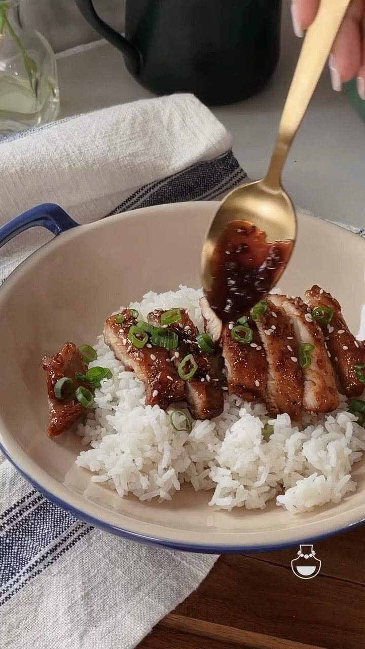The easiest and quickest Teriyaki Chicken recipe that you need to knock out dinner in just a few minutes! I personally love the crispy chicken thighs coated in that thick delicious sauce. It’s my favorite part along with the extra toasted sesame seeds. You can’t go wrong! 
.
.
.
.
#teriyakichicken #chickenbowl #dinnerinminutes #easydinnerideas #homecooked