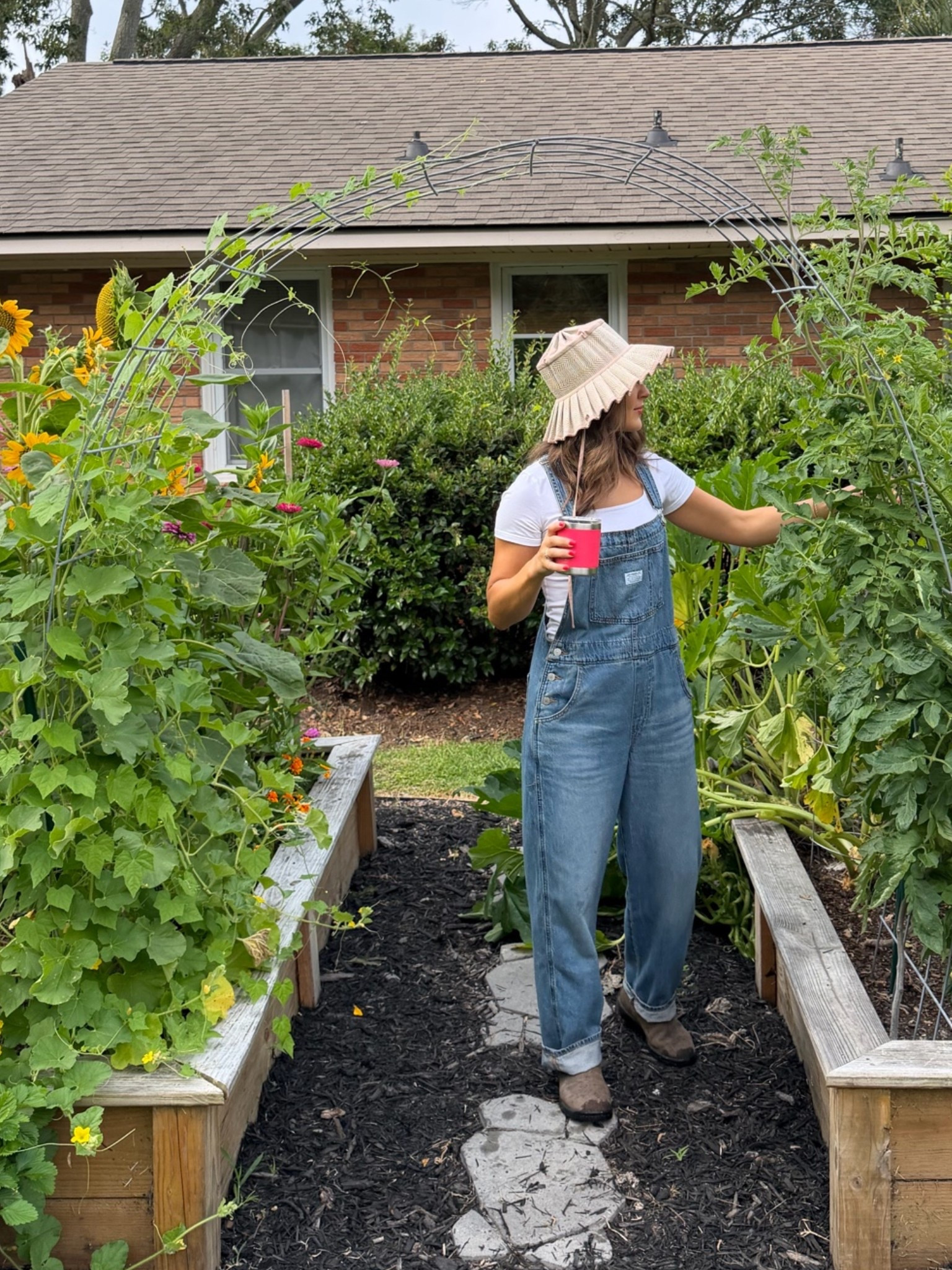Finally found some overalls to wear in the garden and I’m in love with them! 🌸🍅