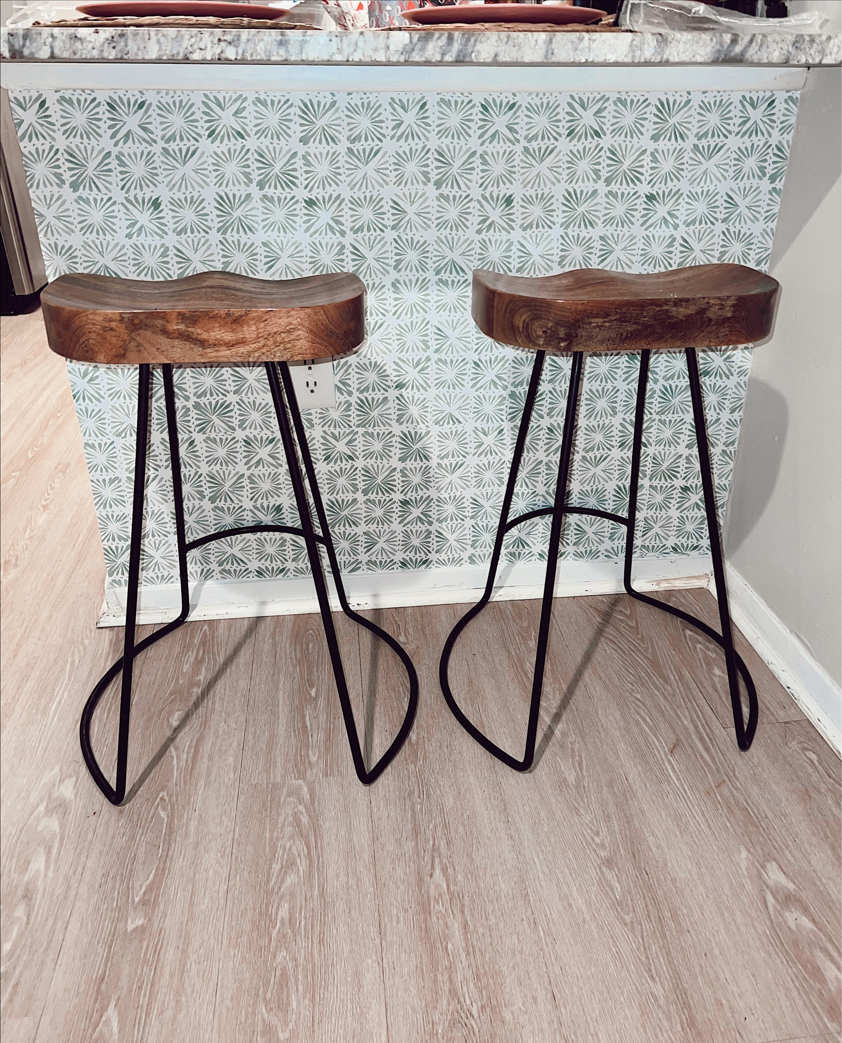 DIY wallpaper 🤍
Wallpaper 
Stick and peel 
Seattle seats 
Barstools 


#LTKFind #LTKU #LTKhome