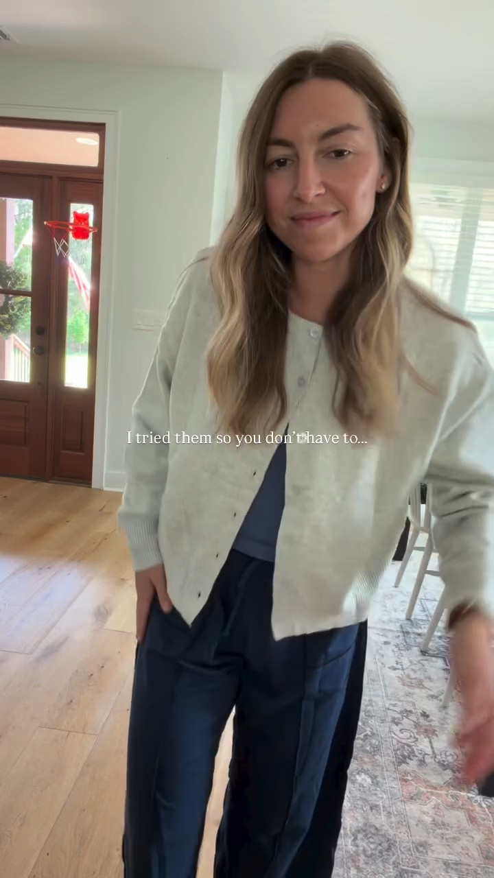 I didn’t think I was a barrel pant person… but here we are 🤭

These are one of those pieces that somehow make you look put together without even trying (and you know I need that 😅)

Amazon really got me with this one 🙃

Do we love them or are we returning??
I need honest opinions 👇🏼

comment pant + I’ll send the link 🔗
.
.
#amazonfashionfinds #amazonfinds #momfit #ootd #momoutfit