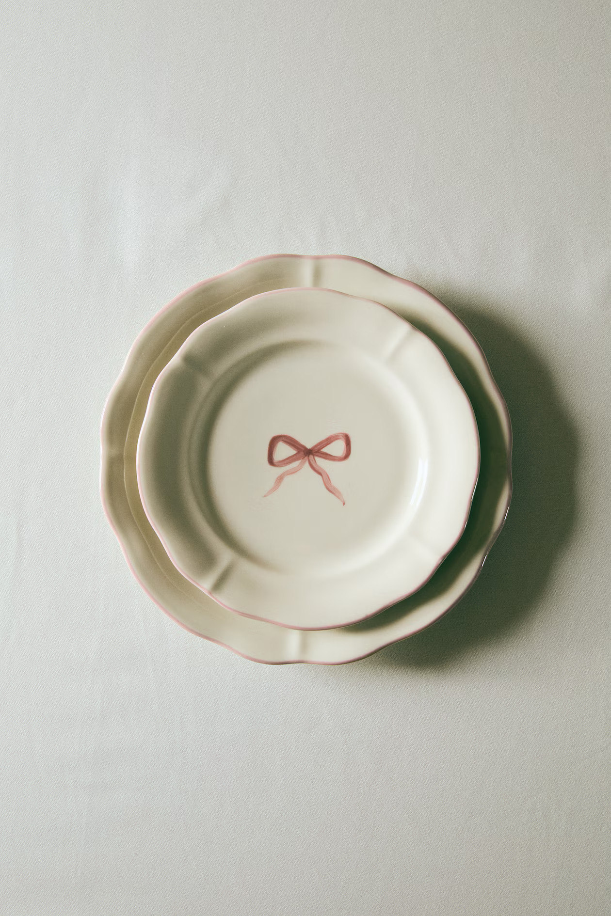 Hand-painted stoneware starter plate | H&M (UK, MY, IN, SG, PH, TW, HK)