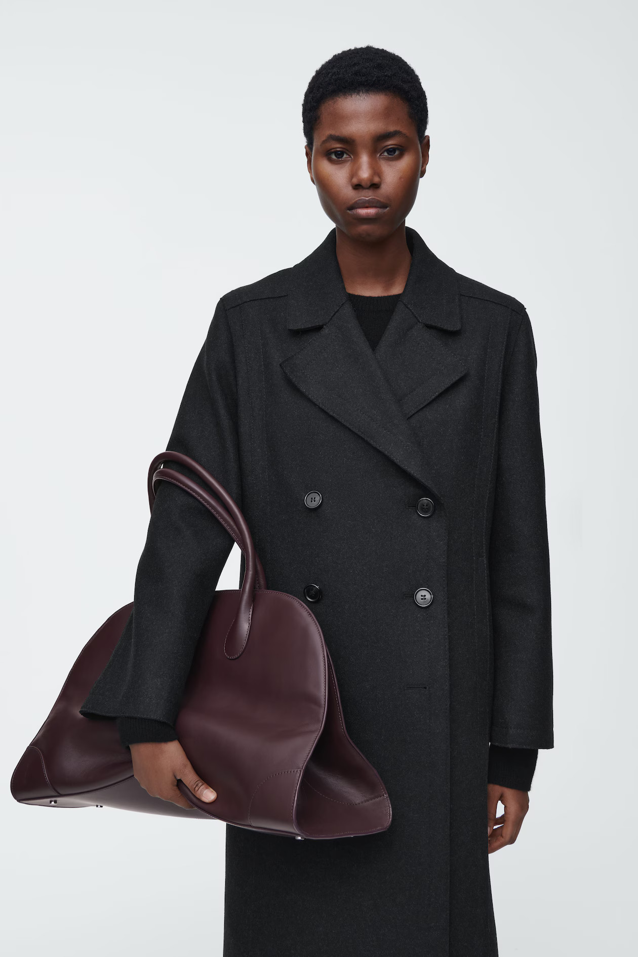 SKÓRZANA TORBA STUDIO TYPU BOWLING BAG - BURGUNDOWY | COS (EU)