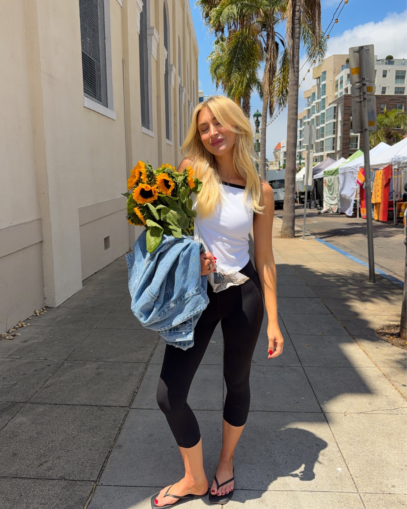 farmers market morning in @athleta 🌻 I need these capris in every color they’re so comfy #athletapartner

#LTKActive