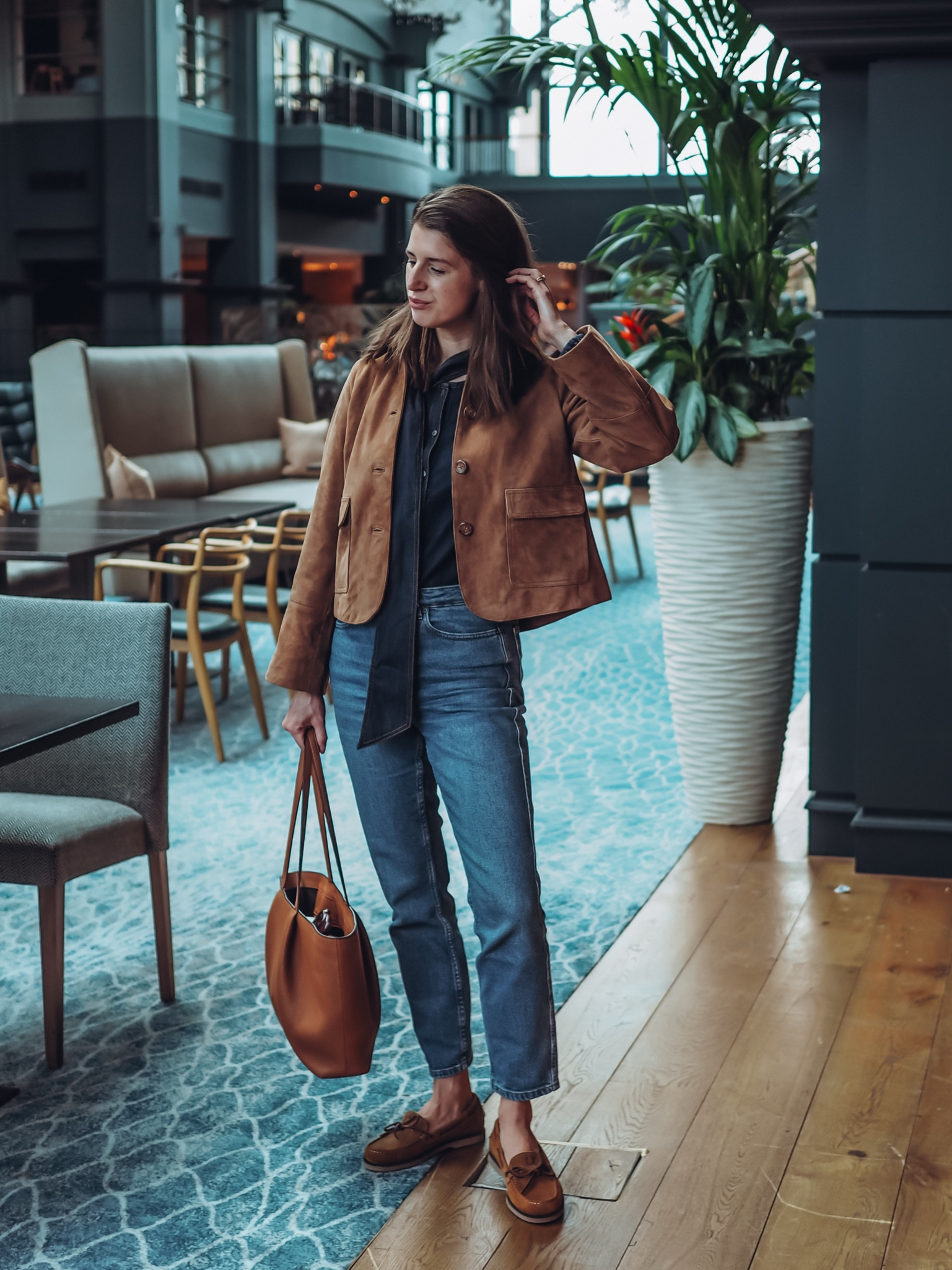 Spring denim and suede 👌

Wearing size 8 in the suede jacket, 8 in the slim jeans and 10 in the shirt 



#LTKtravel #LTKuk