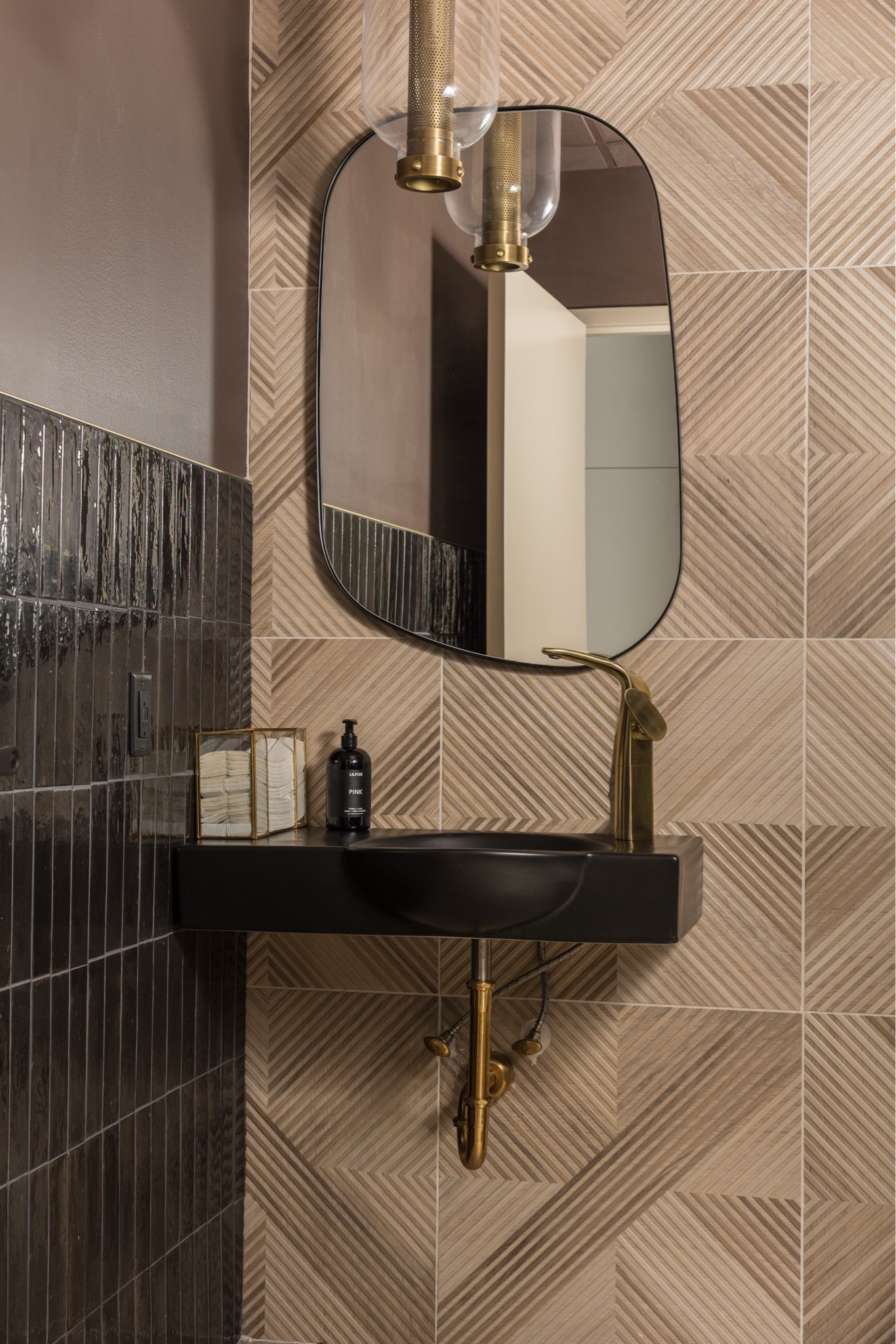 Moody textures, warm brass, and bold black details ✨ A powder room that proves small spaces can still make a big statement.

#InteriorDesign #PowderRoom #BathroomDesign #ModernInteriors #LuxuryInteriors #InteriorInspo #BrassDetails #TileDesign #MoodyInteriors #DesignDetails

#LTKHome