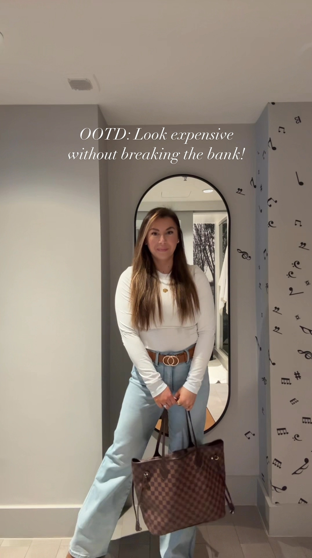 5’2 wearing a medium in top and 27 in bottoms

#LTKFindsUnder50 #LTKWatchNow #LTKStyleTip