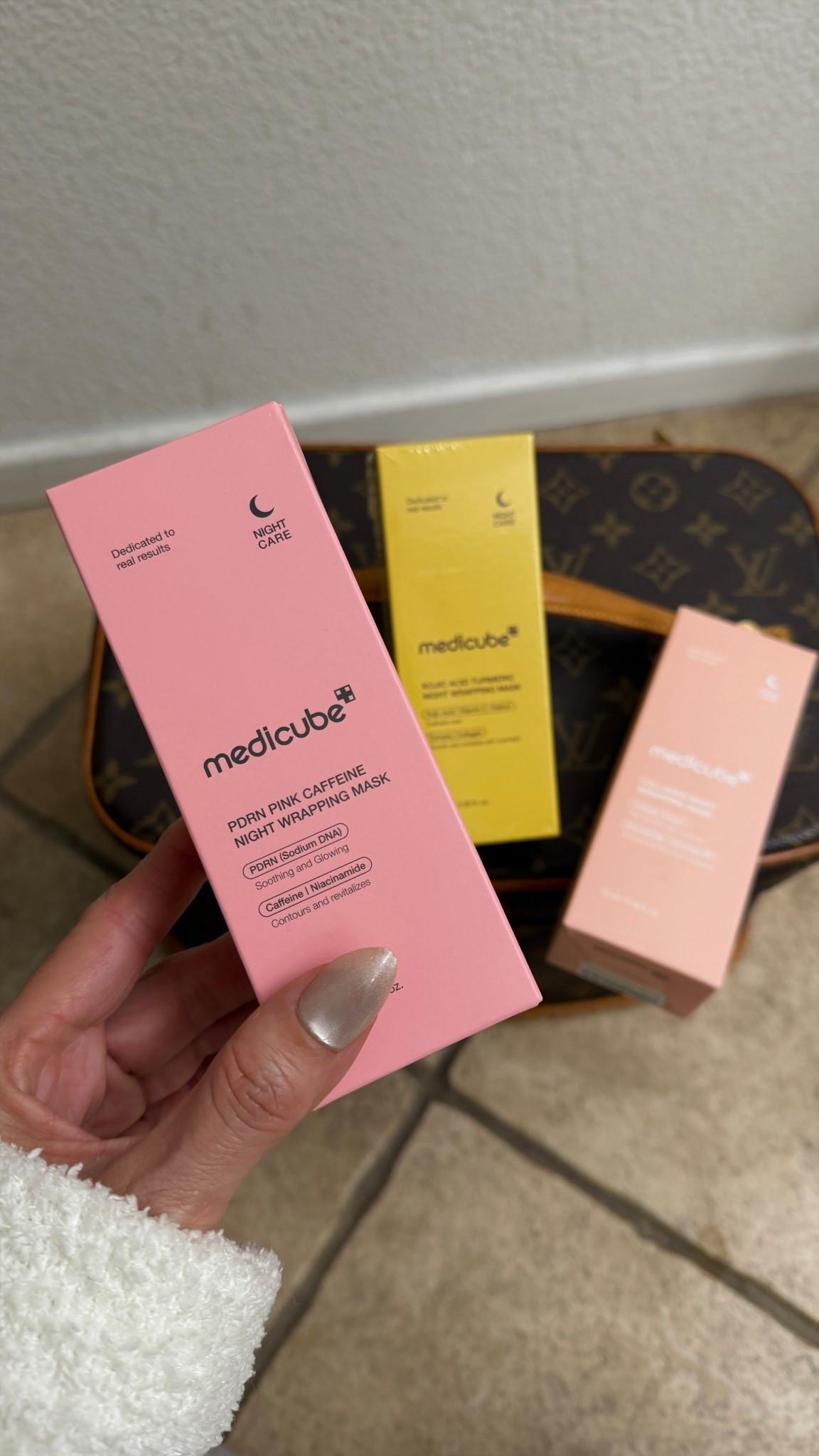 Trying Christmas gifts.
Medicube night mask 