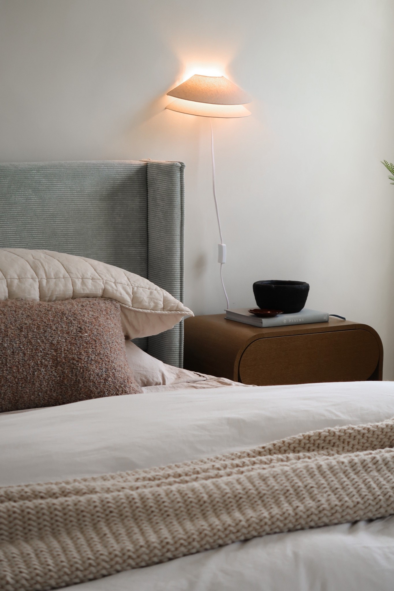 Cozy textures, golden glow, and a bed that makes the room feel brand new

modernhome / #organicmodern / #minimalhome / #neutraldecor / #cozyhome / #bedroomdecor / #homestyle / #simpleliving / #interiorlove / #naturalliving