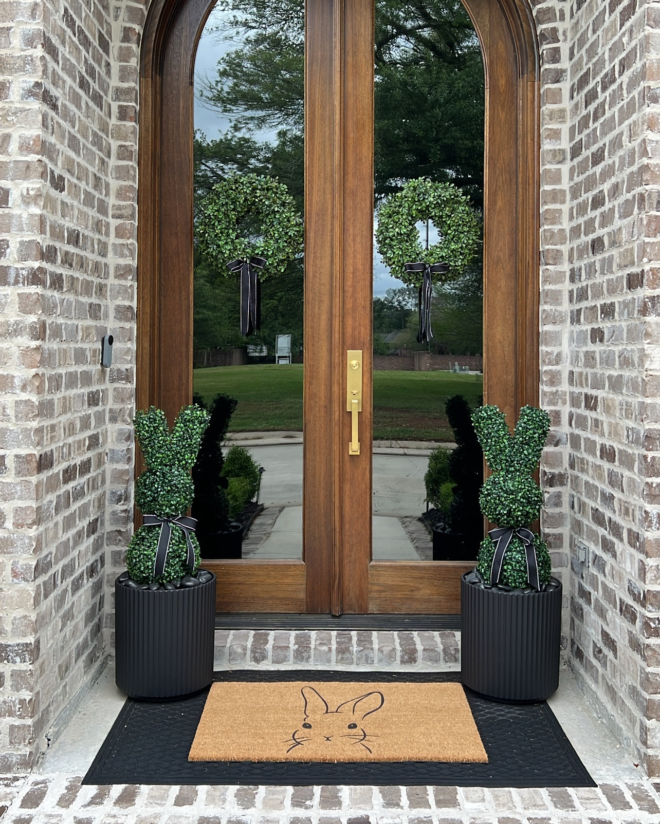 Neutral Easter front porch 🐰🖤


#easter #easterporch 

#LTKHome
