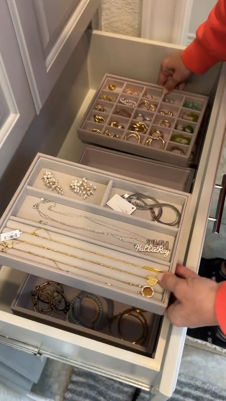 ✨Jewelry organization✨ #bedroom

#LTKMostLoved #LTKVideo #LTKhome
