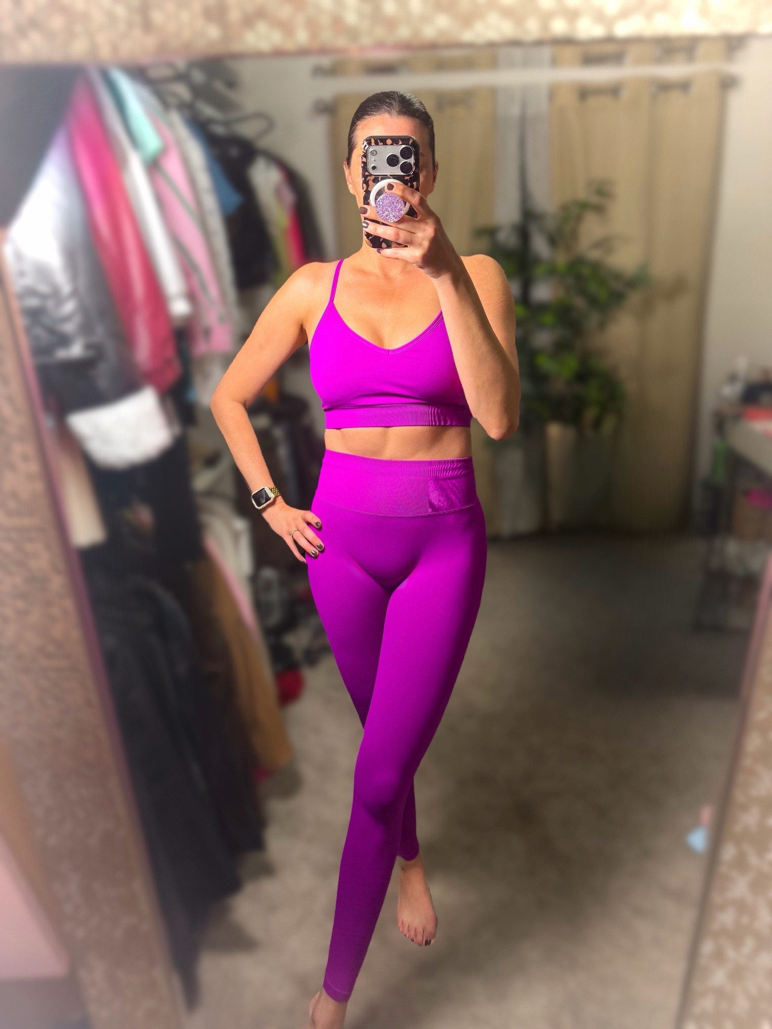 Morning motivation brought to you by this gorgeous magenta yoga set from @Fabletics 

#barrebabe #fabletics #morningworkout #yogaset