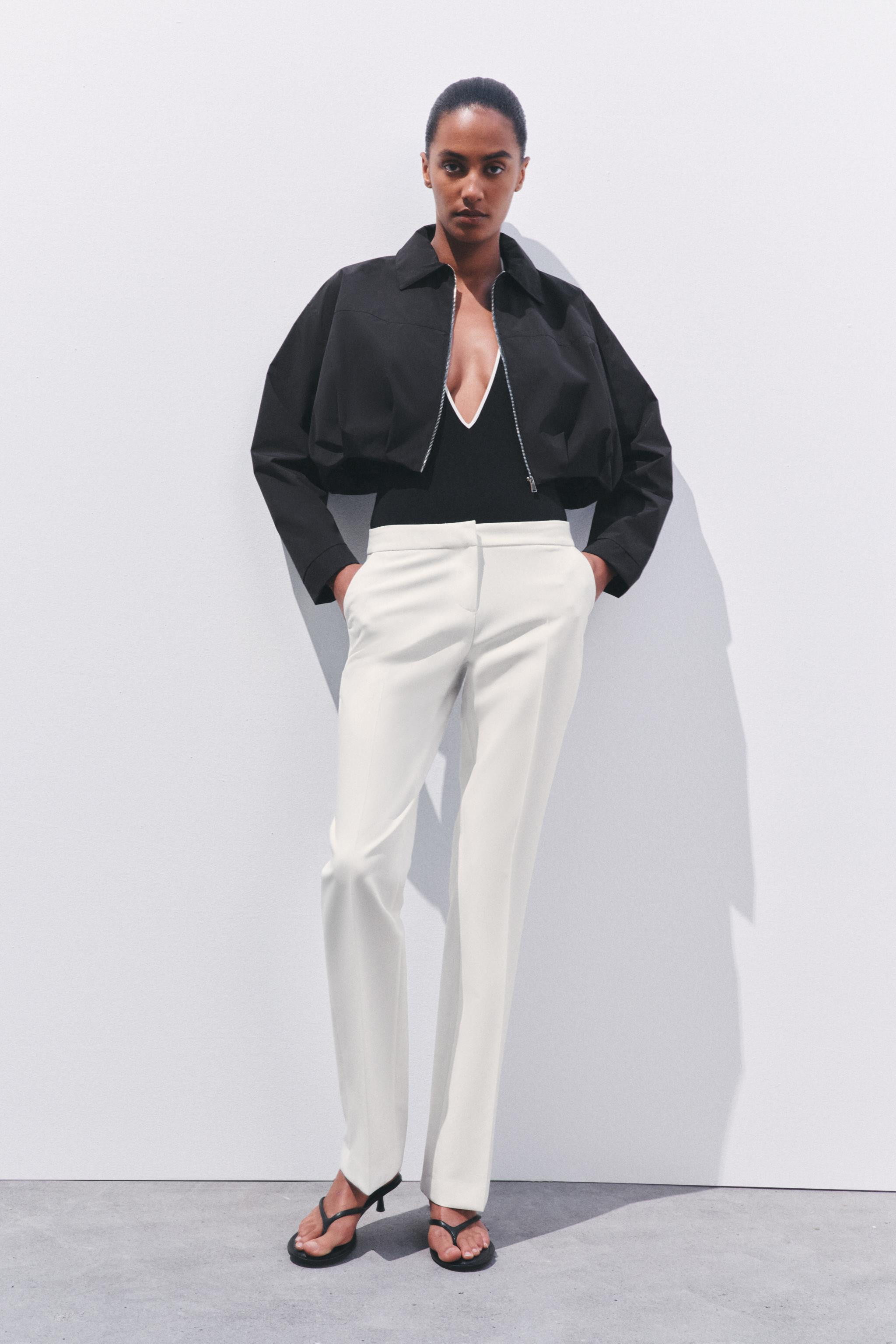 Pantaloni a vita bassa con tasche anteriori e finte tasche a filetto posteriori. Fondo svasato. C... | Zara IT