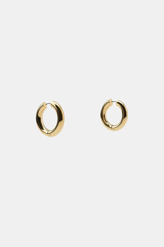Model height: 177 cmHoop earrings, 2.5 cm in diameter, crafted from stainless steel. Clip fasteni... | Zara DE