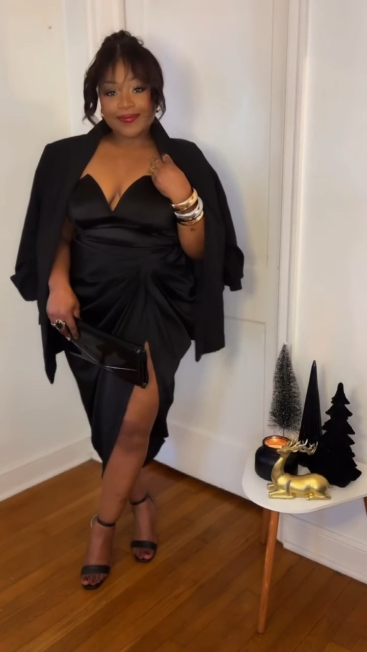I love a good holiday party! ✨🖤🎄

You can never go wrong with all black. I love how simple this look is but still is very much my style. Oh and I will be super comfy all night. 

Bodysuit and skirt @amazon
Jacket THRIFTED ♻️
Heel @shoedept 

#holidays #christmastime #holidayparty #holidayoutfits #outfitinspiration #styleinspo