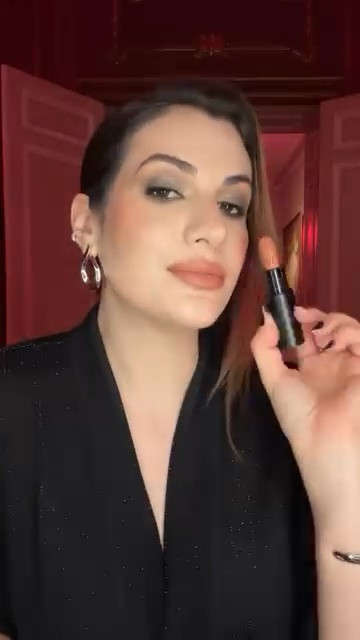 💄Nars Explicit Lipstick - cor Liaison 

Esse é uma das cores dos novos batons de @narsissist que conheci ontem! Essa linha exala luxo e poder pra mim! 

Muito cremoso, fácil de aplicar, pigmenta na primeira passada e é muito confortável! A fórmula entrega também cuidados com os lábios pois é infundida com óleo de rosa mosqueta e ácido hialurônico, além de proporcionar pigmentação e acabamento impecáveis e duradouros. 

São 11 cores e estão disponíveis no site de Nars Brasil (cupom MAYDANCINI). 

Gostaram da cor? 

#maydancini #batom #batomnude #batomnars #nars #narscosmetics #narsmakeup #narslipstick #maquiagemimportada