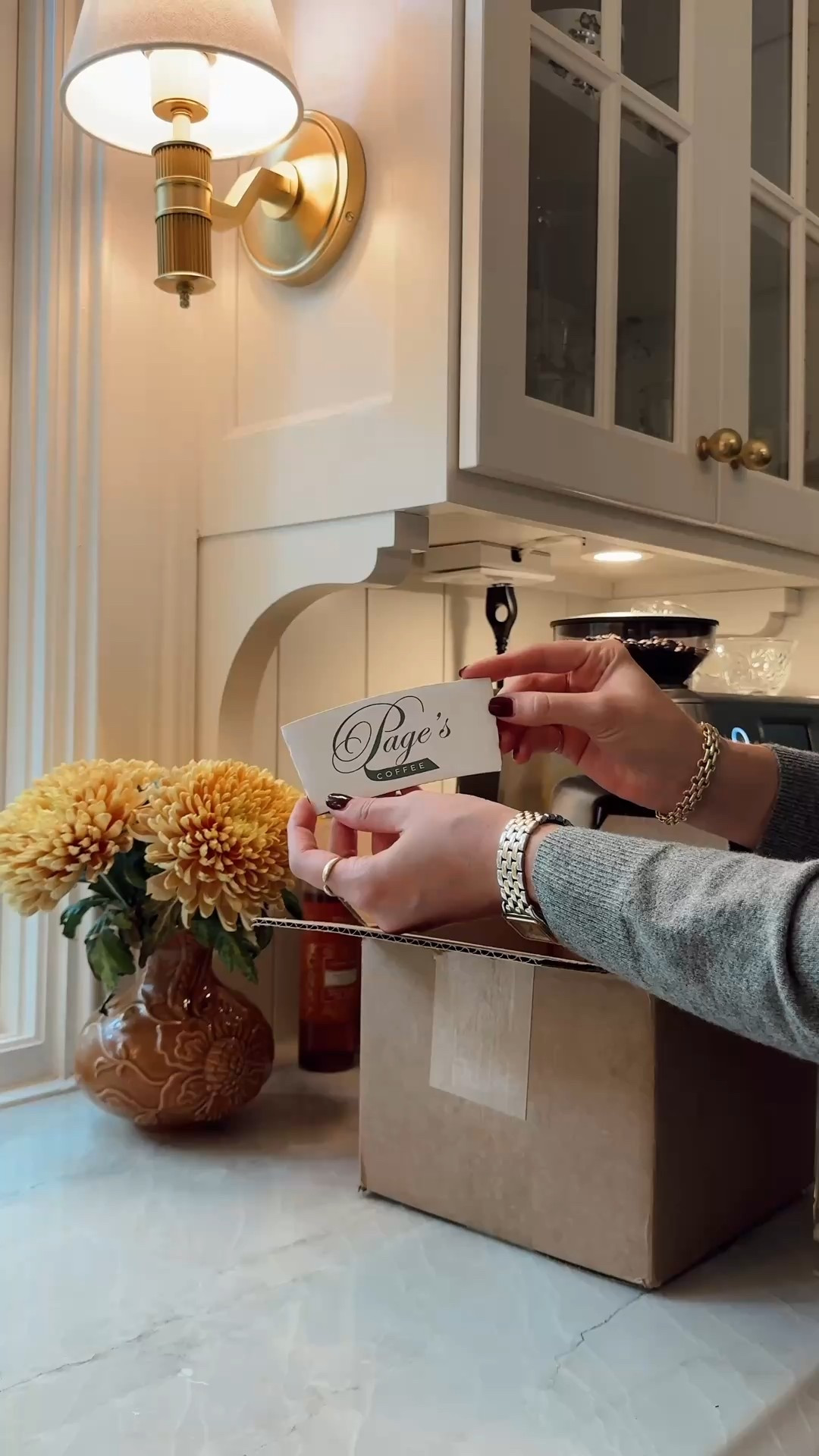 We love a hotel vibe at home ✨ Matches, coffee cup sleeves, towels & robes are a few of my favorite ways to customize things for our home! 