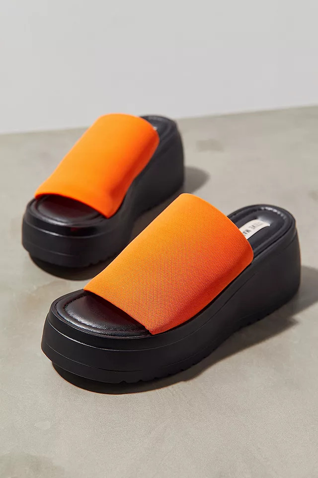 Steve Madden UO Exclusive – Sandalen „Scrunchy“ in Orange und Schwarz | Urban Outfitters (EU)