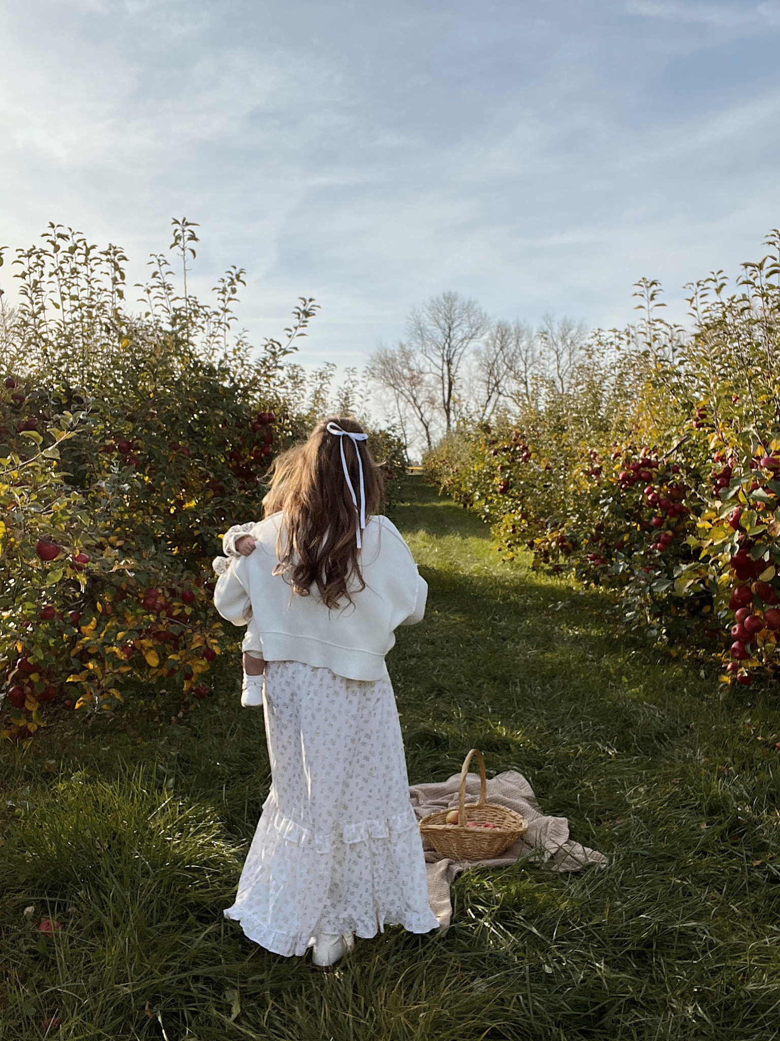 Fall fit at the orchard 🍂🤍🍎🧺