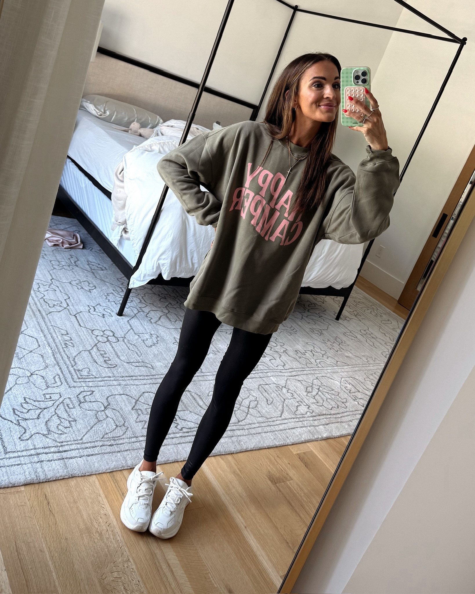 oversized sweatshirts are my weakness and i just couldn’t say no to this one! 💗 such a cute color combo too! use code laurens for 20% off 🙌🏻
wearing size medium for a more oversized look 
@pinklily #pinklilypartner #pinklily 