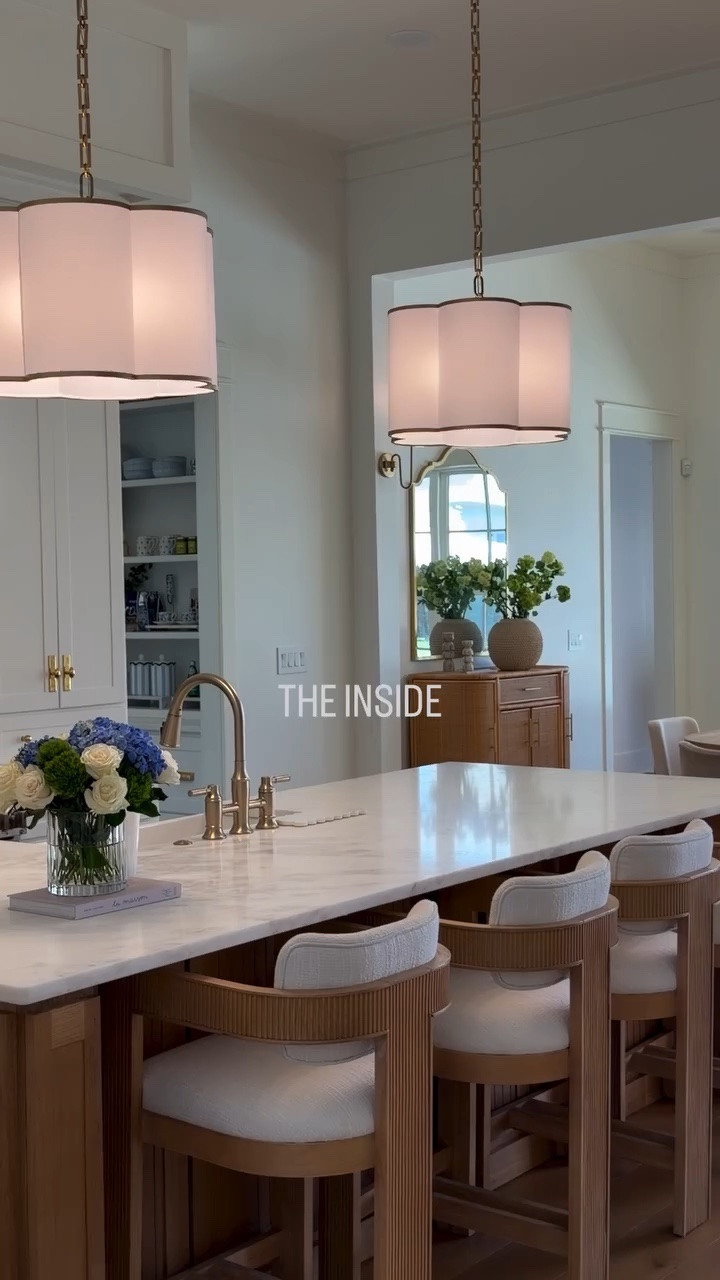 I N T E N T I O N A L 🤍

#interiordesign #timelessdecor #kitchendesign #elegantdecor #cozyinteriors