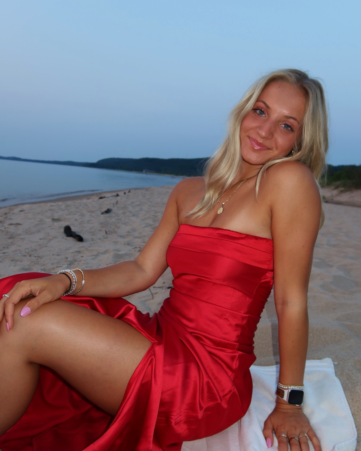 STRAPLESS RED DRESS

#LTKBeauty #LTKStyleTip #LTKSeasonal