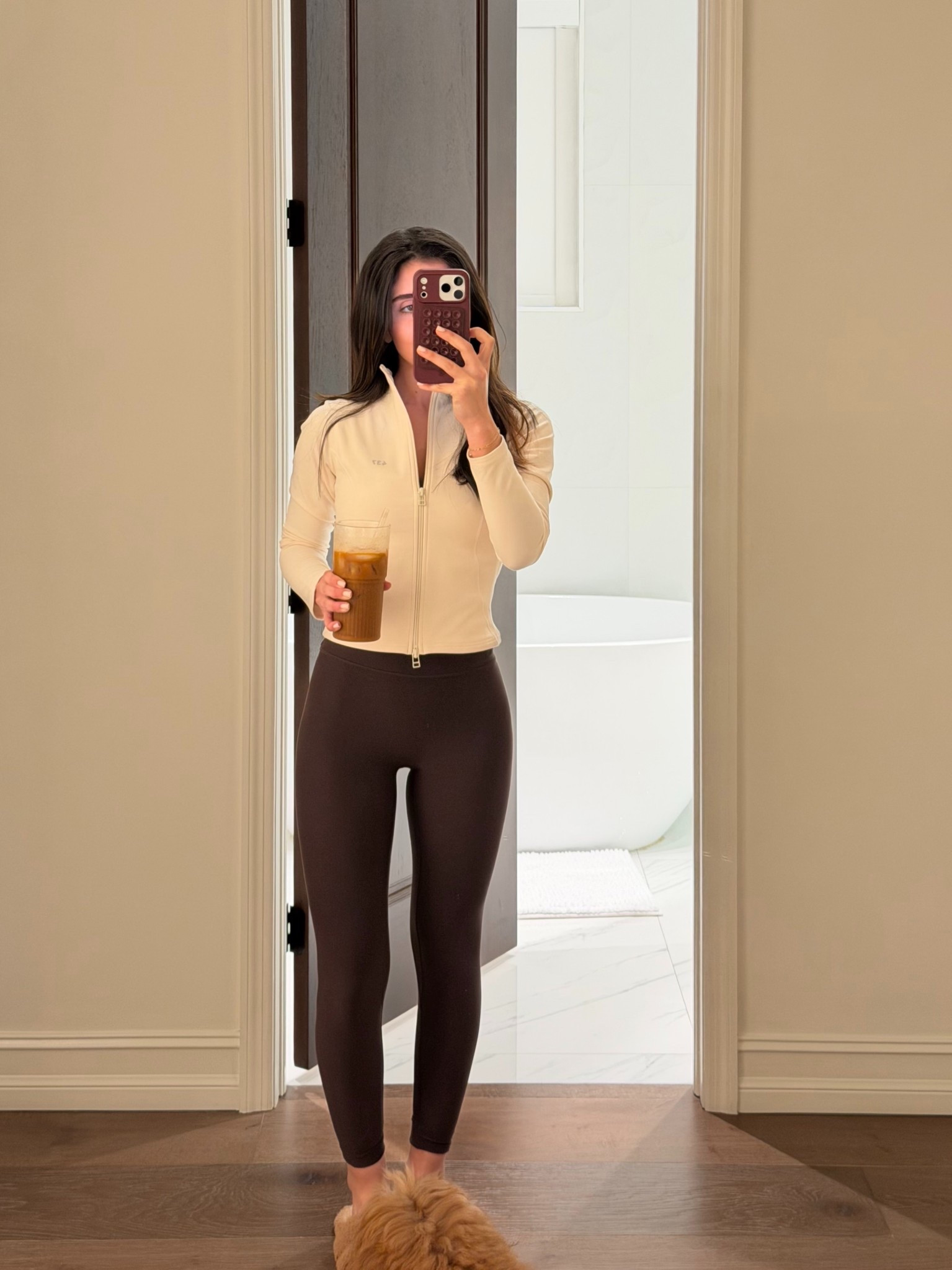 This zip up really sucks you in, but it’s still comfortable 
Size up for a more comfortable fit 

#LTKfitnessgoals #LTKFindsUnder100 #LTKActive