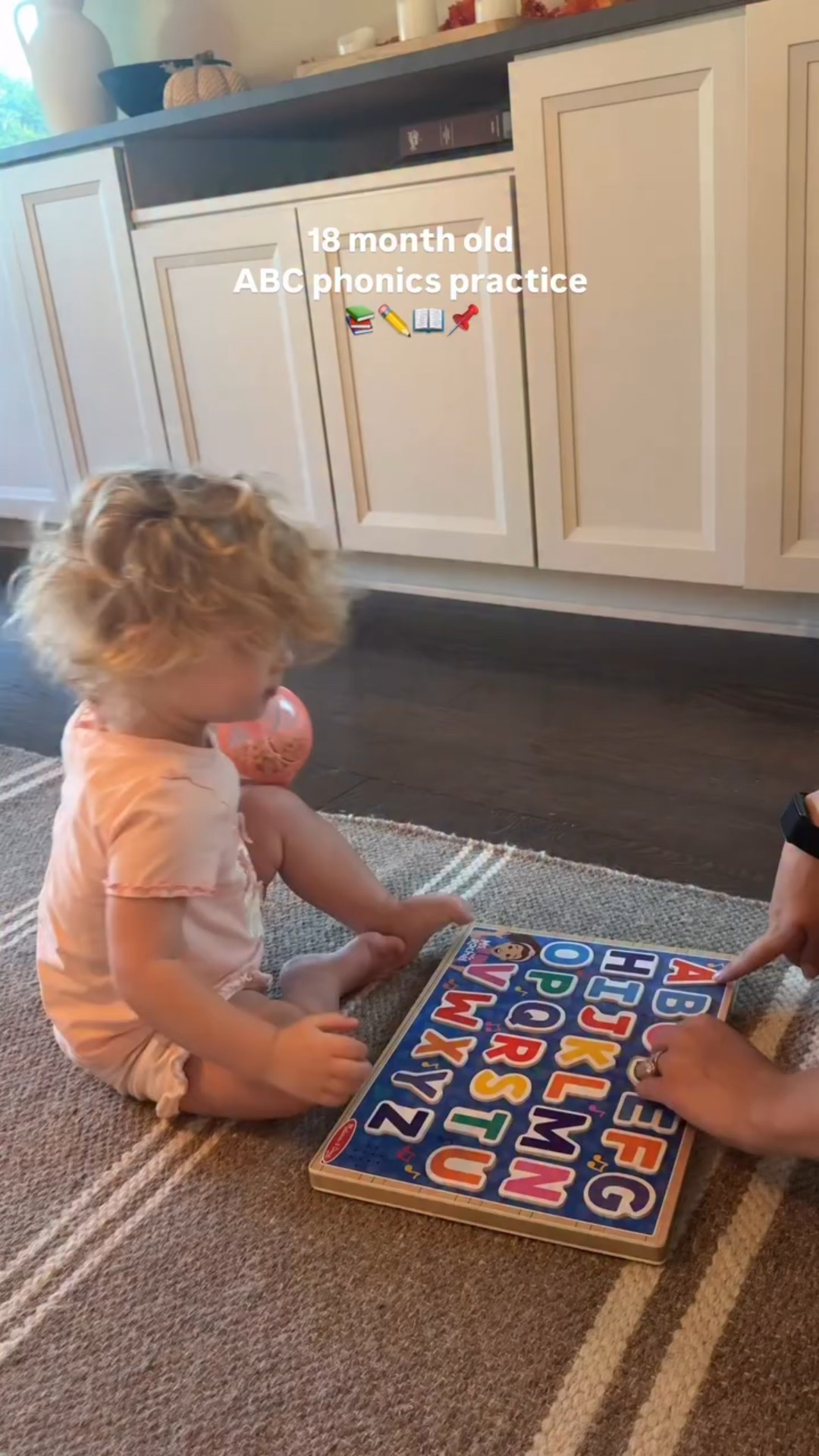 Over 20 letters learned 🤯 PS don’t mind the bed head hahaha it’s our morning practice time ☀️

#phonics #toddler #toddlermom #learning #18monthsold