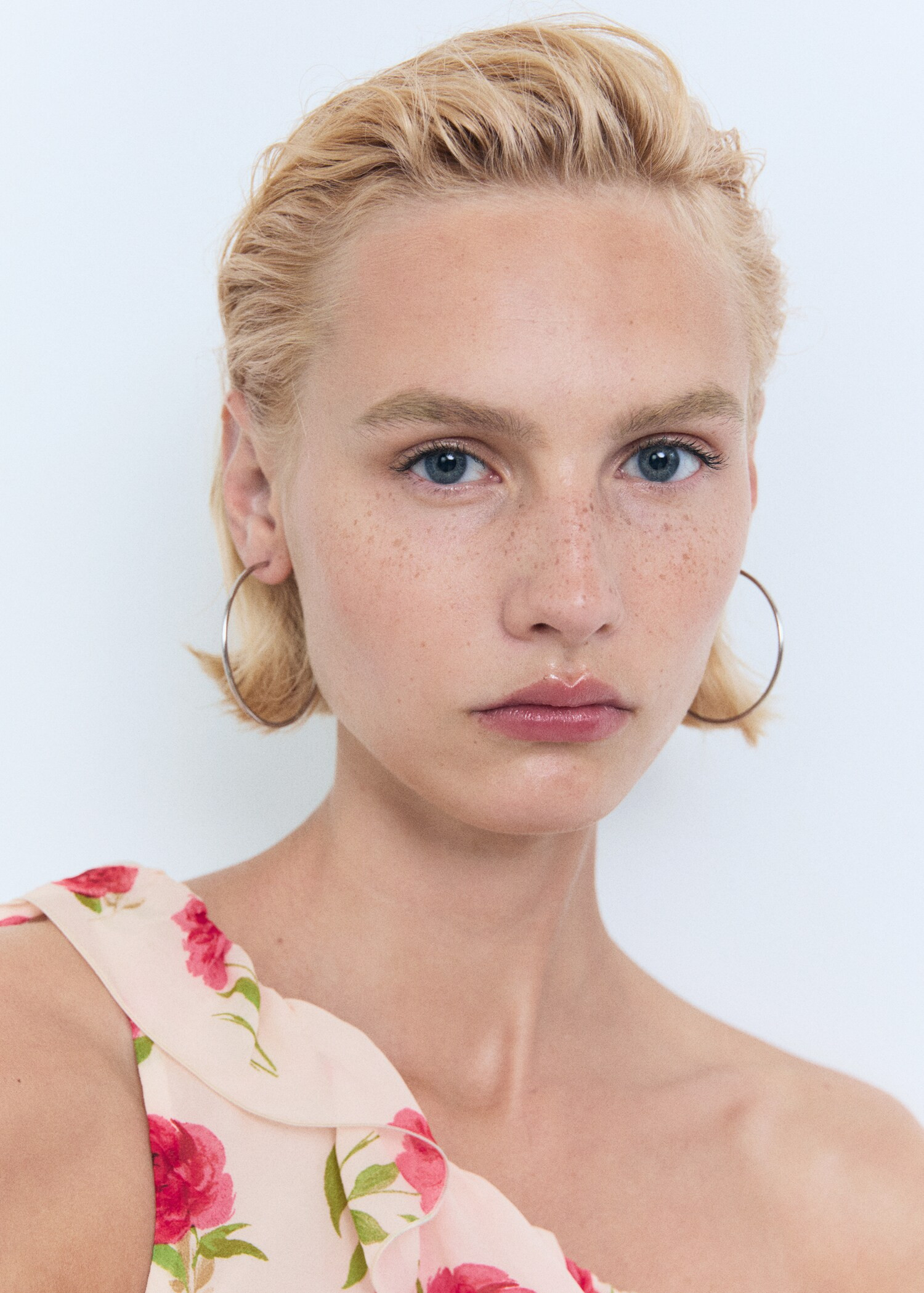 Gebloemde jurk met ruches - Dames | MANGO Nederland | Mango EU