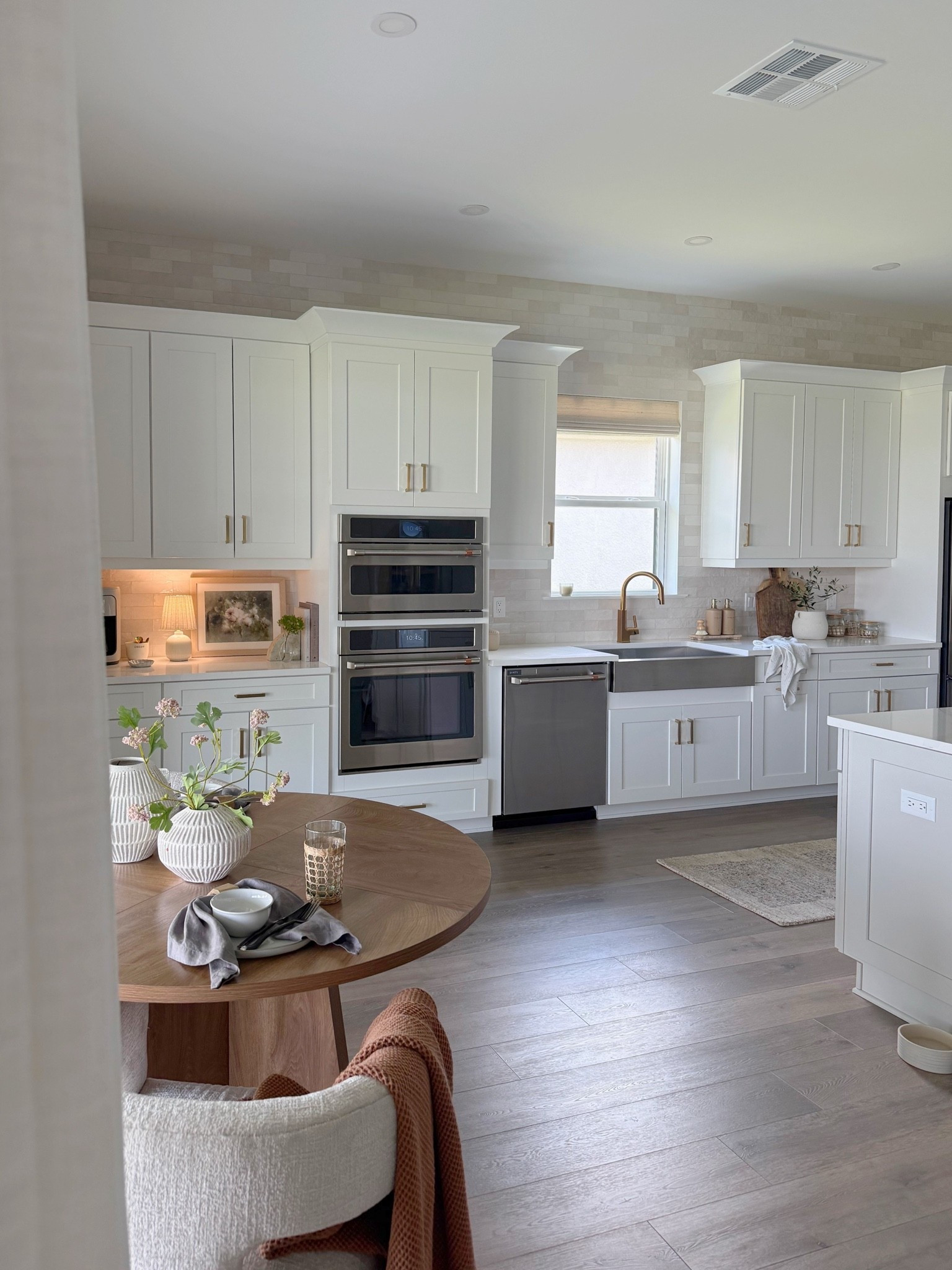 Kitchen views 🤍



#kitchen #kitchenwindow #miniolivetree #kitcheninspo #kitchenbacksplash #kitchentile #neutralkitchen #kitchendecor #homedecor #coffeebar #nooktable #diningchairs #kitchenart

#LTKHome

#LTKHome