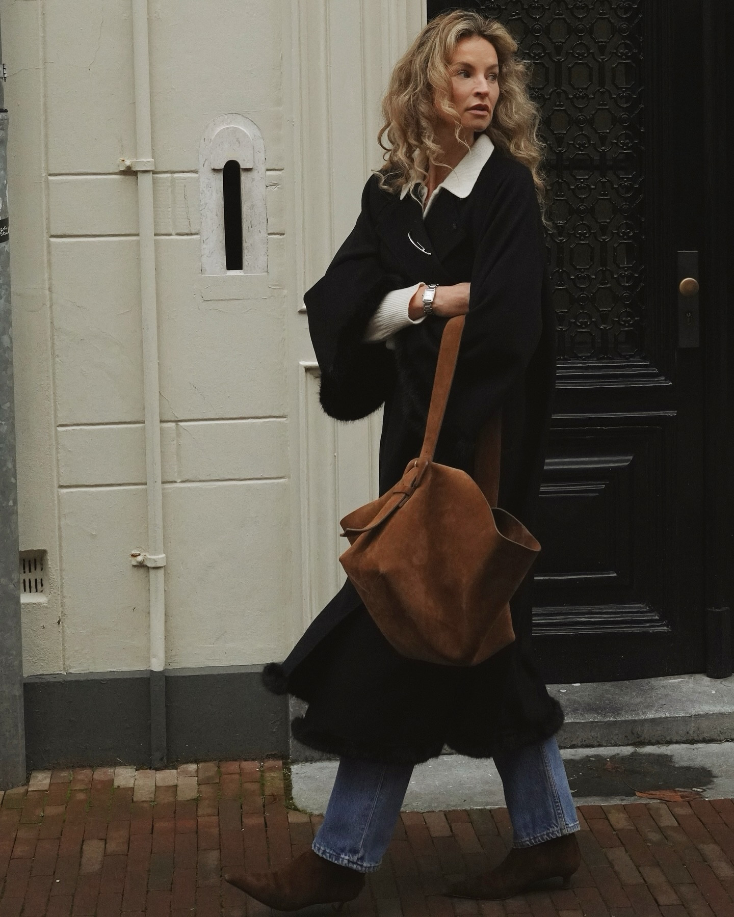 entering December with big hair, a big cape and …a big cake..cheers🌲