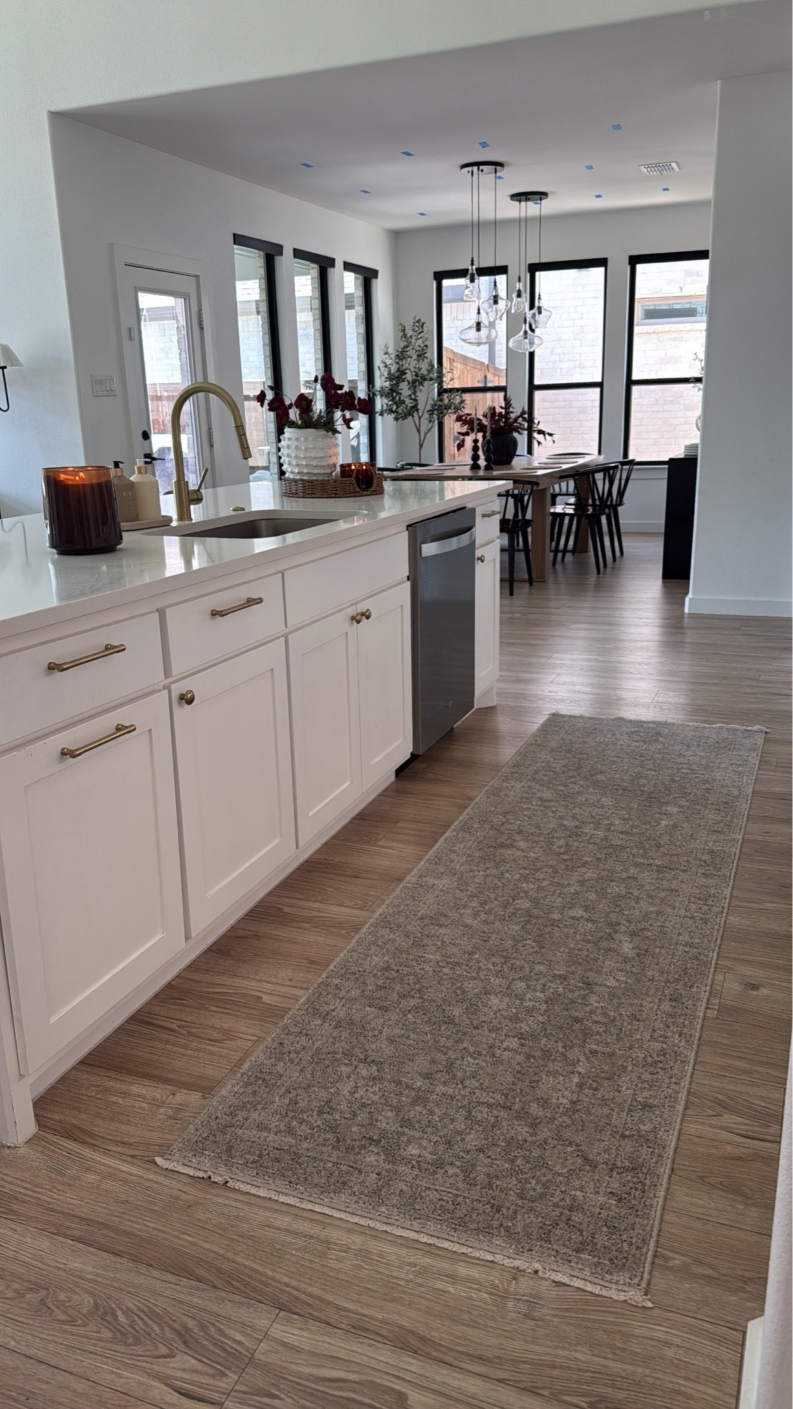 Neutral modern kitchen