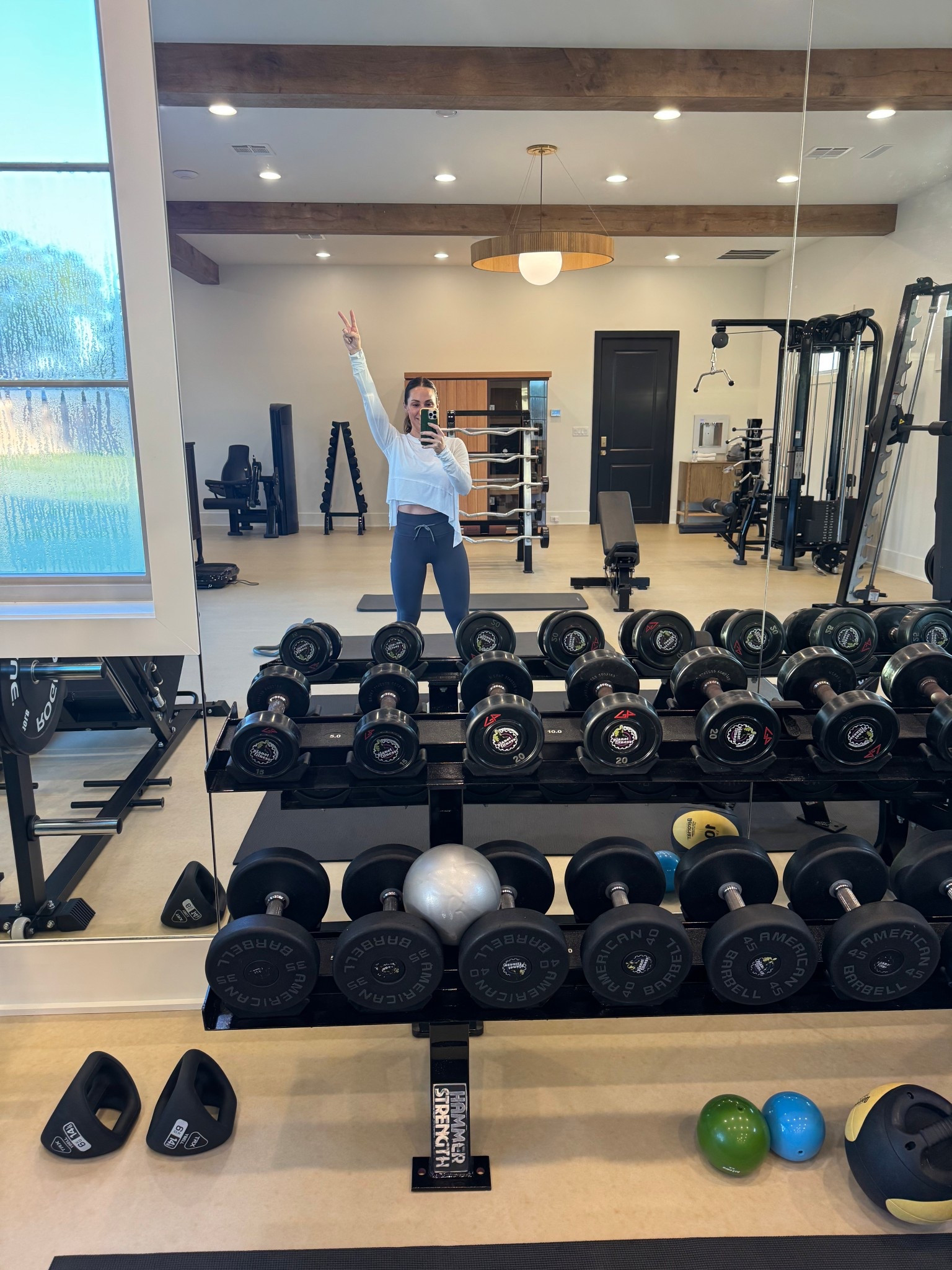 TGIF ! What a week ! Blessed and tired but finishing strong ! Vuori sport leggings are my fave!! 