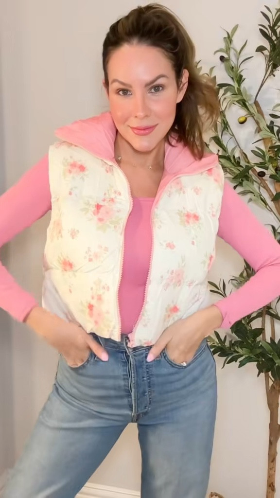 Casual Valentine’s Day outfit 💌

#LTKSeasonal #LTKFindsUnder50 #LTKWatchNow