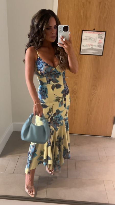 Abercrombie summer dress
In a xs - need a small. Runs snug in rib cage - if in between sizes go up
Shoes true to size 
#abercrombie 

#LTKParties #LTKVideo #LTKWedding