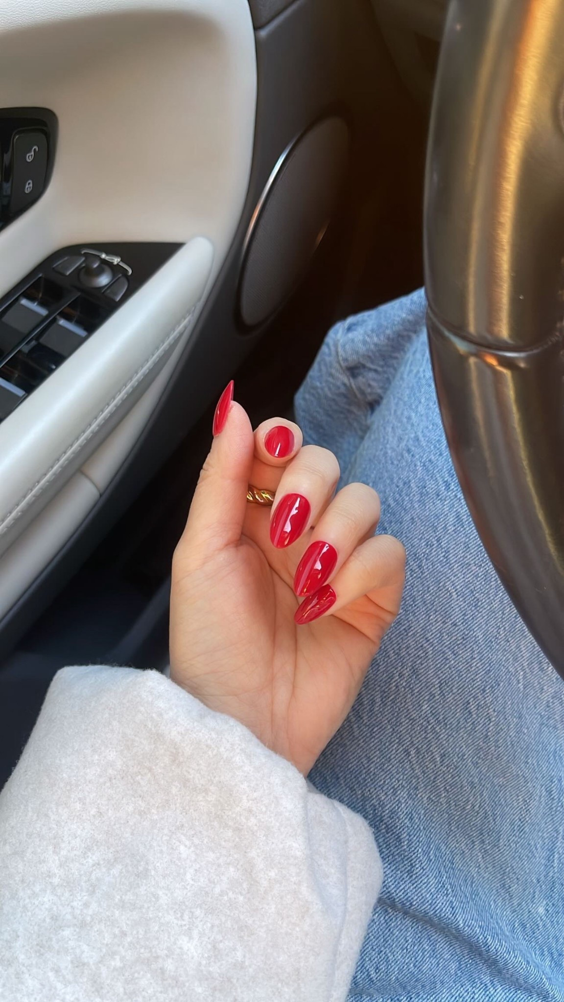 The perfect red nail for Fall! My favorite press ons from Glamnetic ✨
