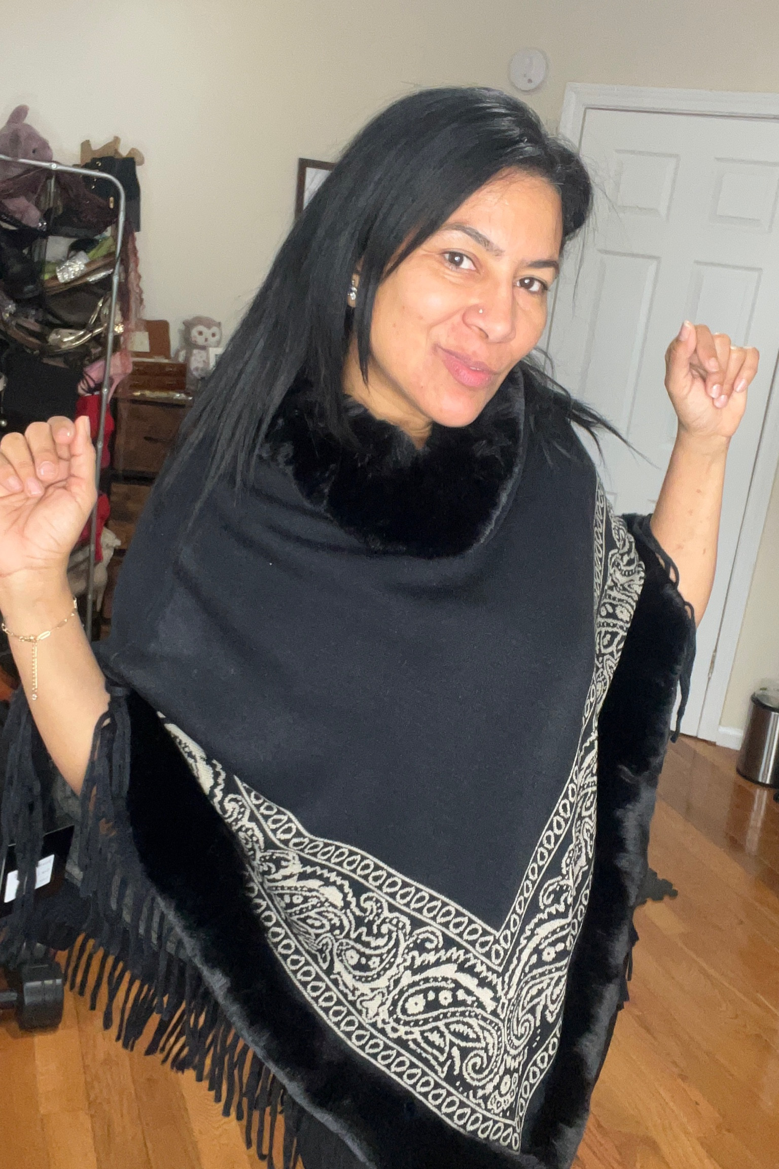 Poncho en tela súper suave cómodo para tus días de invierno con flecos en las puntas 

#LTKStyleTip #LTKOver40