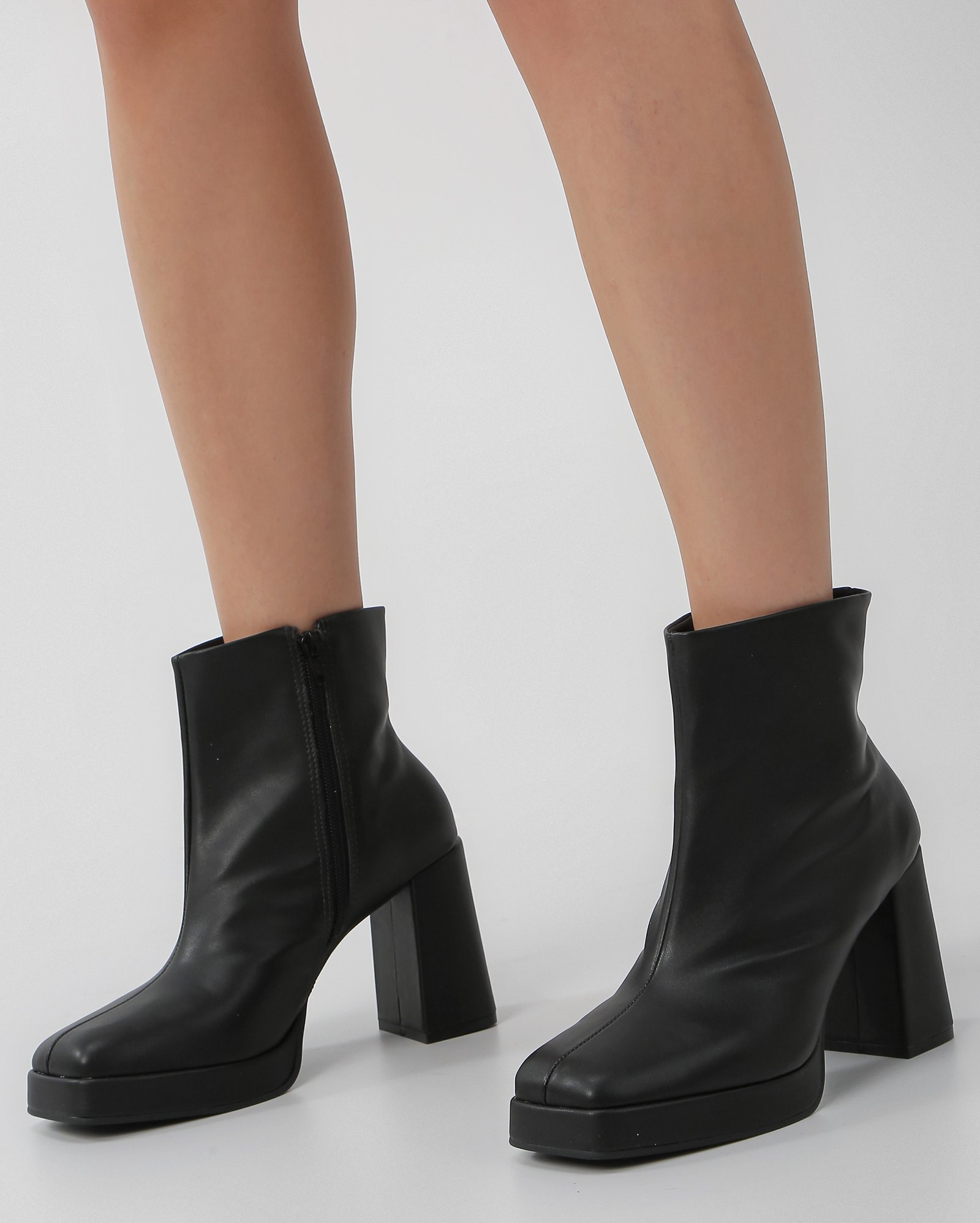 Bota feminina meia pata salto alto preta | Riachuelo | Riachuelo (BR)