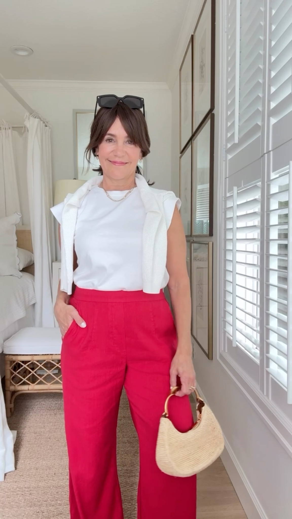 Loving a pop of red this season! How fun are these linen pants! ❤️☀️

@evereveofficial #everevepartner