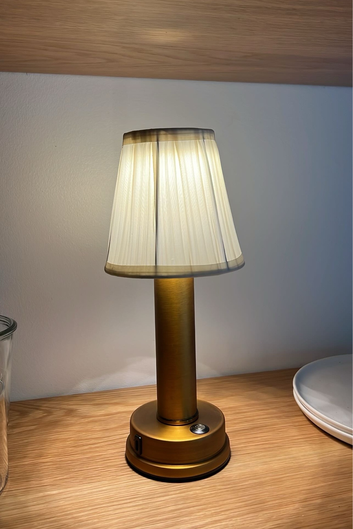 This lamp is wireless so you can put it ANYWHERE! 💡