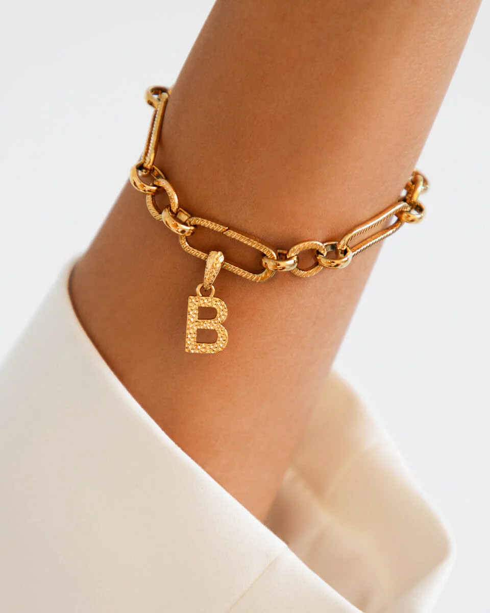 Hammered Initial Figaro Chain Bracelet (Gold) | Abbott Lyon