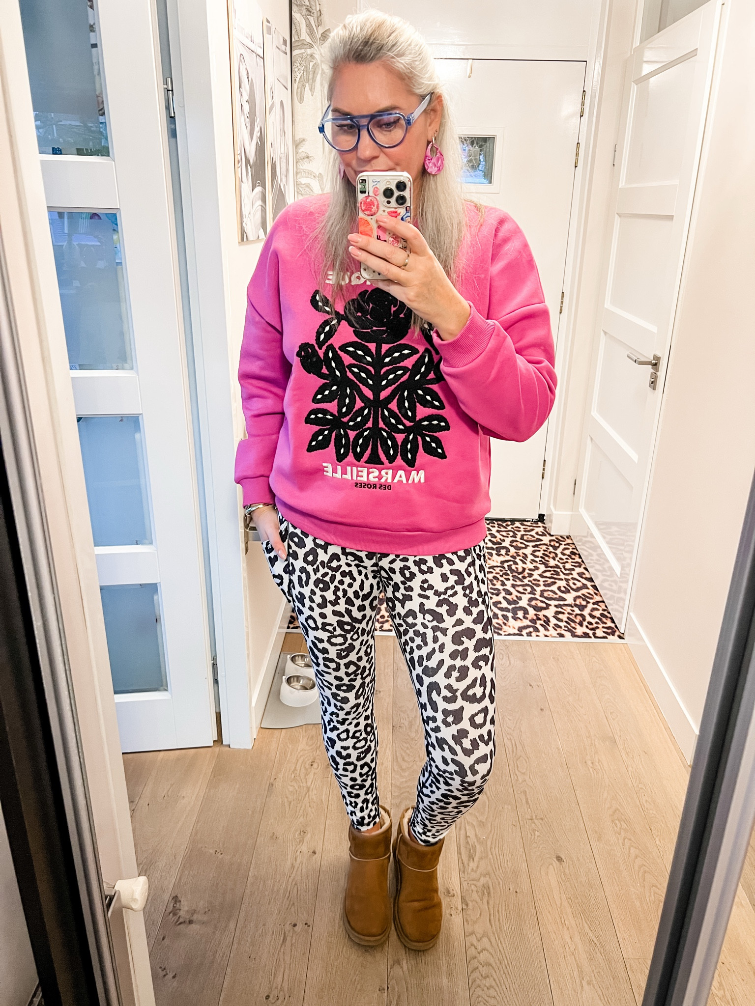 Ootd - Tuesday. Called in sick today. For the first time in a long time. So leggings and a sweatshirt it is. Sweatshirt is from Costes and currently on sale (https://costes.mtpc.se/5012476), black and white leggings are old, classic short Ugg boots, reading glasses and flower hair clip. 



#LTKnederlands #LTKeurope #LTKwinter
