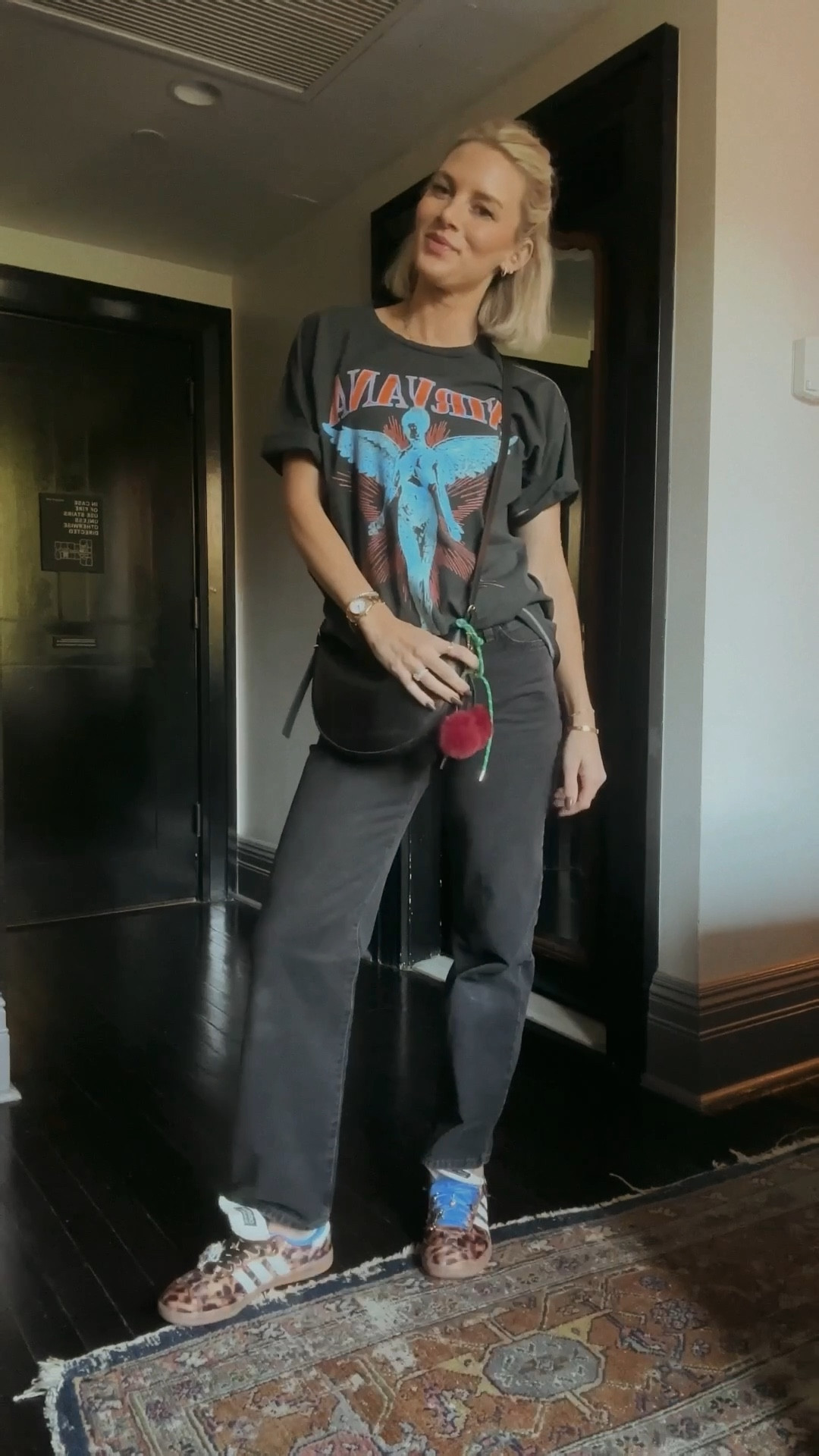 graphic tee and a favorite pair of denim, easy Fall daytime look 

jeans - size 25
tee - sized up to M/L for oversize fit

#LTKItBag #LTKFindsUnder100