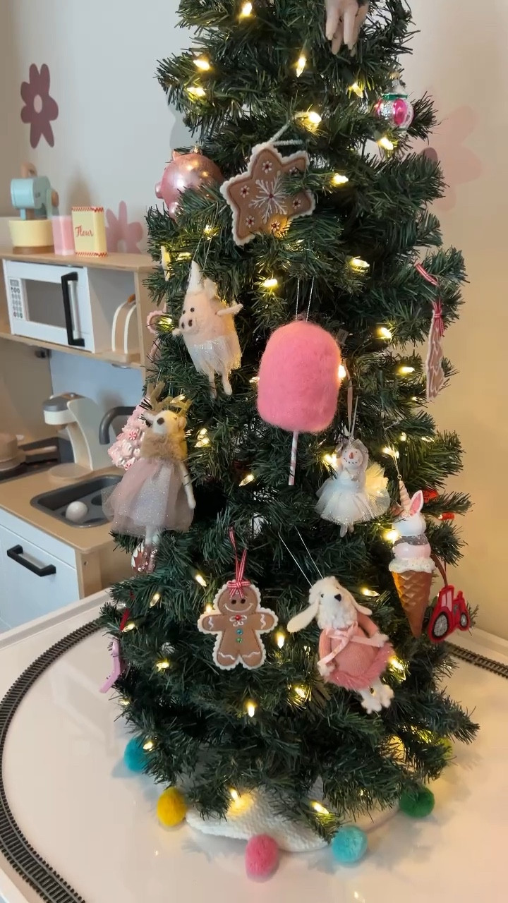 Our house is ready to sleep, with dreams of sugarplums dancing in our heads! Holiday sheets are one of my favorite traditions! It’s so special and magical for everyone in the family, including the dog! (Peep his Santa toy in his bed 🎅🏼)

Christmas decor, Christmas tree, Christmas bedding


#LTKHoliday #LTKSeasonal #LTKVideo