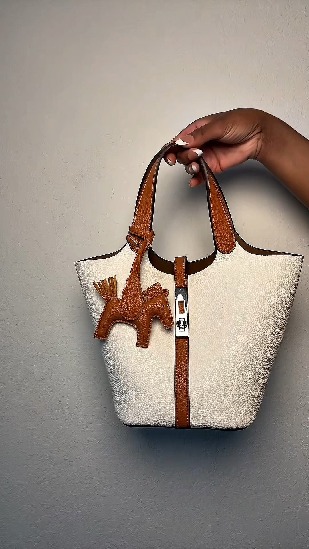 Elegant bag that looks like a designer 💘

#LTKootd #LTKgrwm #LTKSeasonal