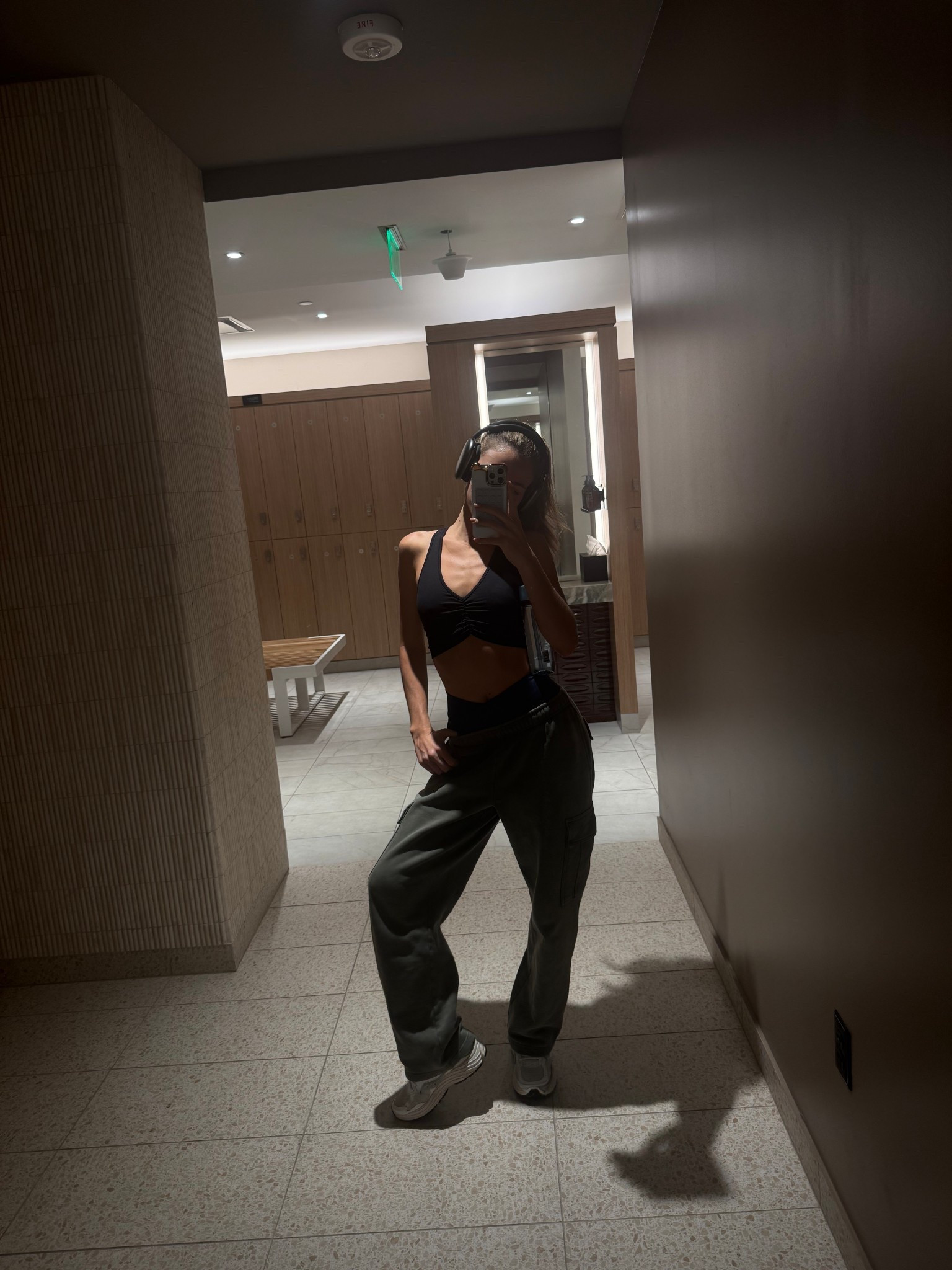 The best sweats ever. I love wearing them over my workout shorts for a cool look 🎀 I wear a size M in the sweats. For reference I’m 5’7 and 123 pounds. Paired with one of my fav Alo bras - size small. Sneaks are the saucony omni 9 from Kith 