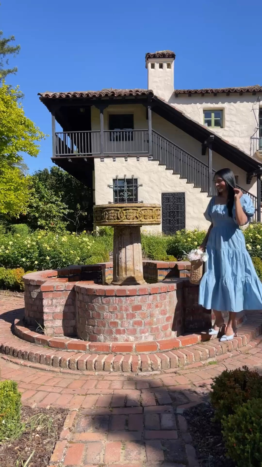 Counting my blessings and double downing on all the gratitude!! Happy Friday folks!!! 
.
.
.
Wearing @balticbornclothing 
.
.
.
#relatable #gratitude #springdresses